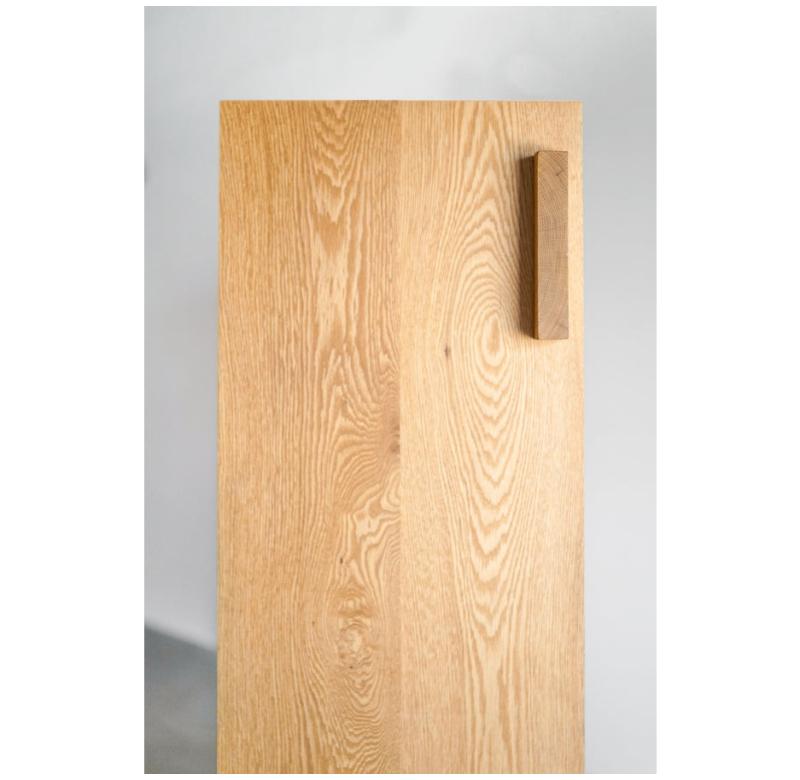 Questa libreria con mobile contenitore è stata realizzata su misura a Los Angeles. I ripiani e le guide in legno massiccio vengono tagliati su misura, montati e uniti.

OAK
FINITURA AD OLIO CON CERA DURA
PERSONALIZZA QUESTO PEZZO

Per tutti i