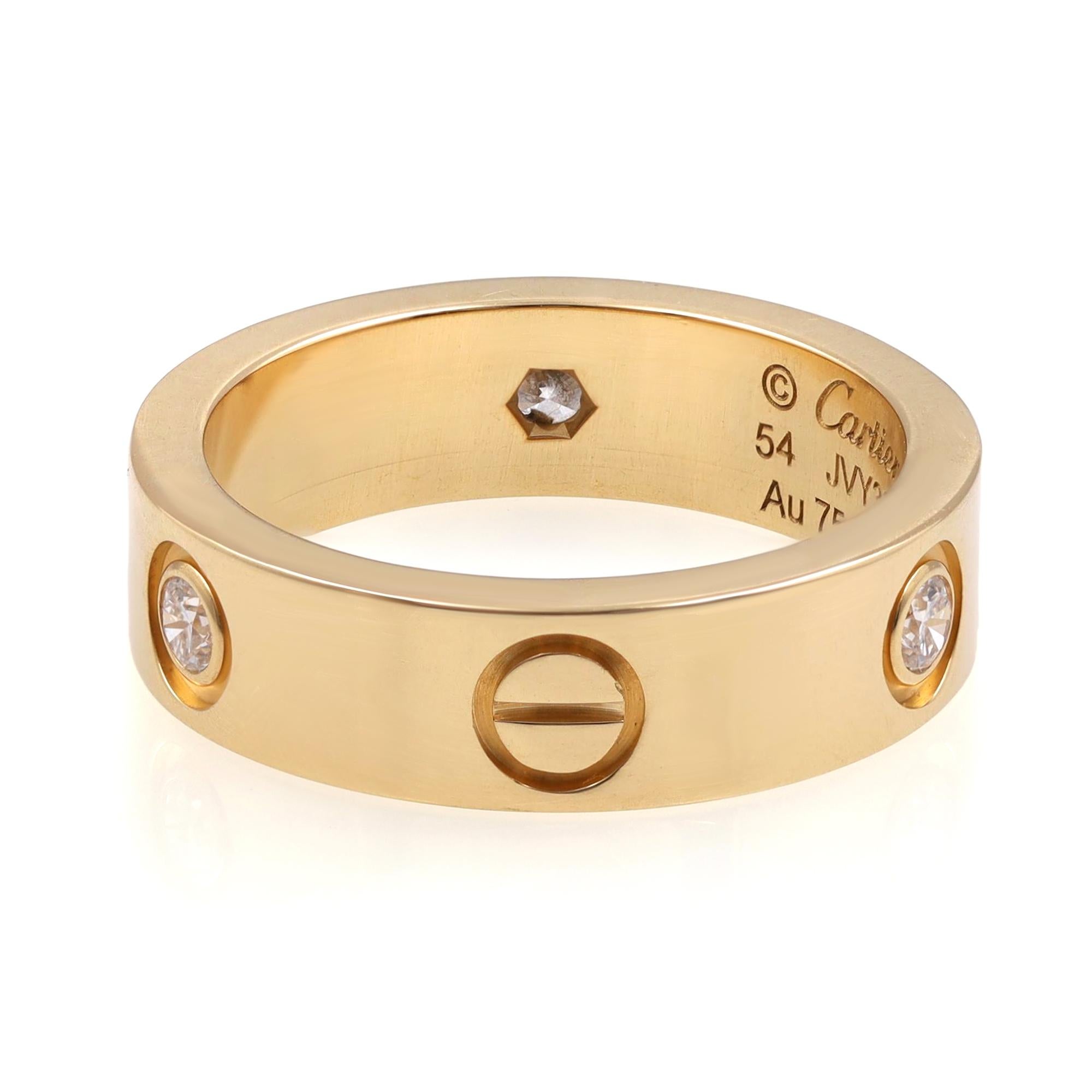 Cartier Love Ring aus 18 Karat Gelbgold, besetzt mit 3 Diamanten im Brillantschliff von insgesamt 0,22 Karat. Breite: 5,5 mm. Ring Größe 54 US 7. Ungetragener Zustand. Keine Anzeichen von Verschleiß. Kommt mit Originalverpackung und Papieren. 