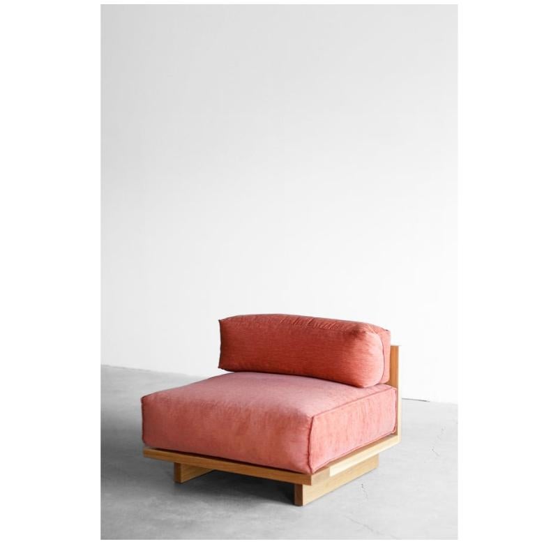 Ce sectionnel est fabriqué sur mesure à Los Angeles. Le cadre en bois est découpé sur mesure et assemblé. Le rembourrage est coupé et cousu à la forme de chaque pièce.
coussin. L'acier industriel est découpé et soudé pour les jambes 
MÉLANGE CHÊNE +