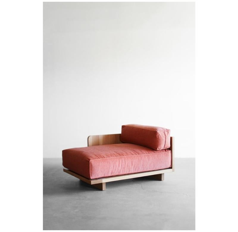 Ce sectionnel est fabriqué sur mesure à Los Angeles. Le cadre en bois est découpé sur mesure et assemblé. Le rembourrage est coupé et cousu à la forme de chaque coussin. L'acier industriel est découpé et soudé pour les pieds. 

MÉLANGE CHÊNE + DUVET