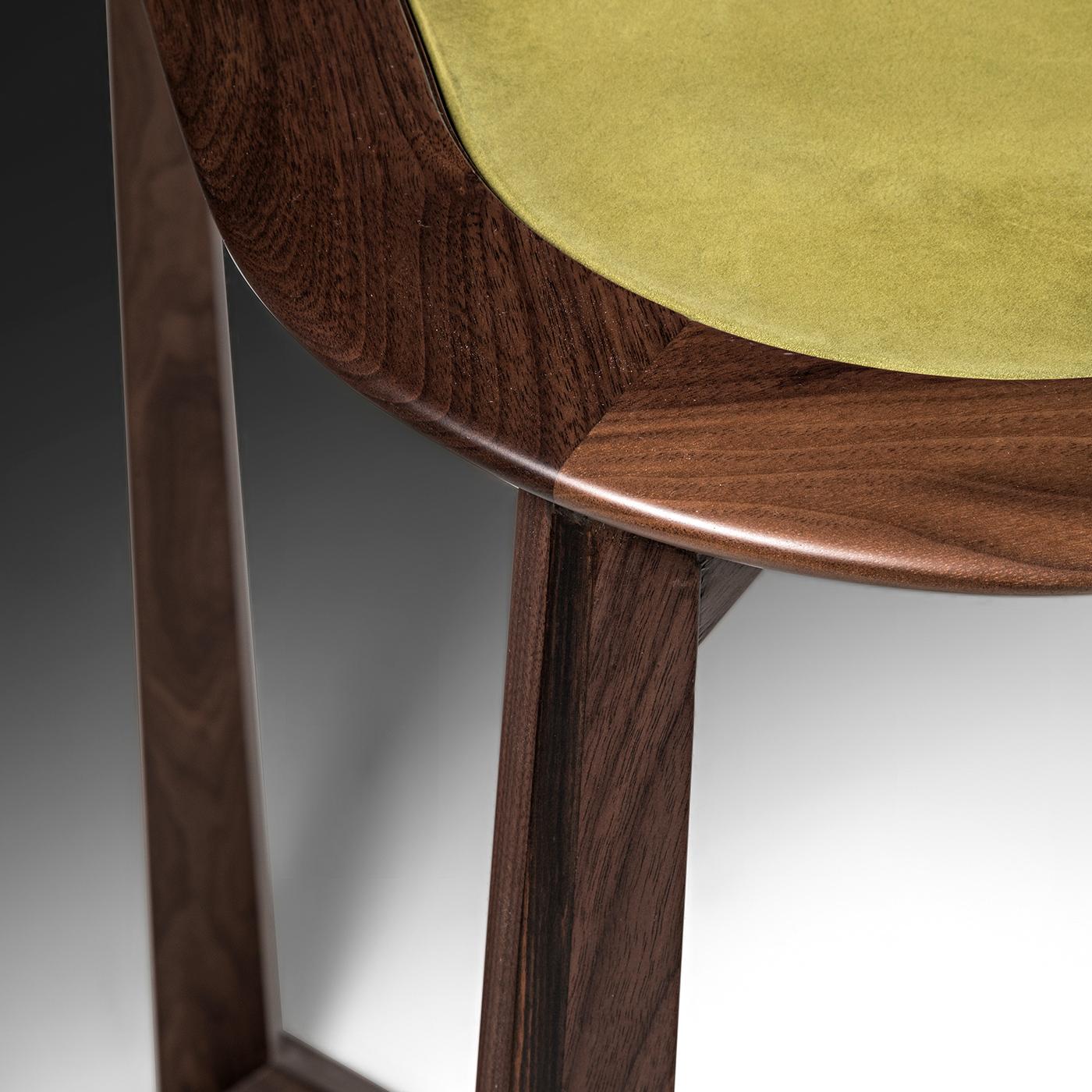 Der mit einer praktischen Schublade ausgestattete Schreibtisch aus Canaletto-Nussbaum und Ebenholz zeichnet sich durch eine dynamische Silhouette mit ausgeprägtem skulpturalem Flair aus. Die stromlinienförmigen Beine verlängern sich an der Basis und