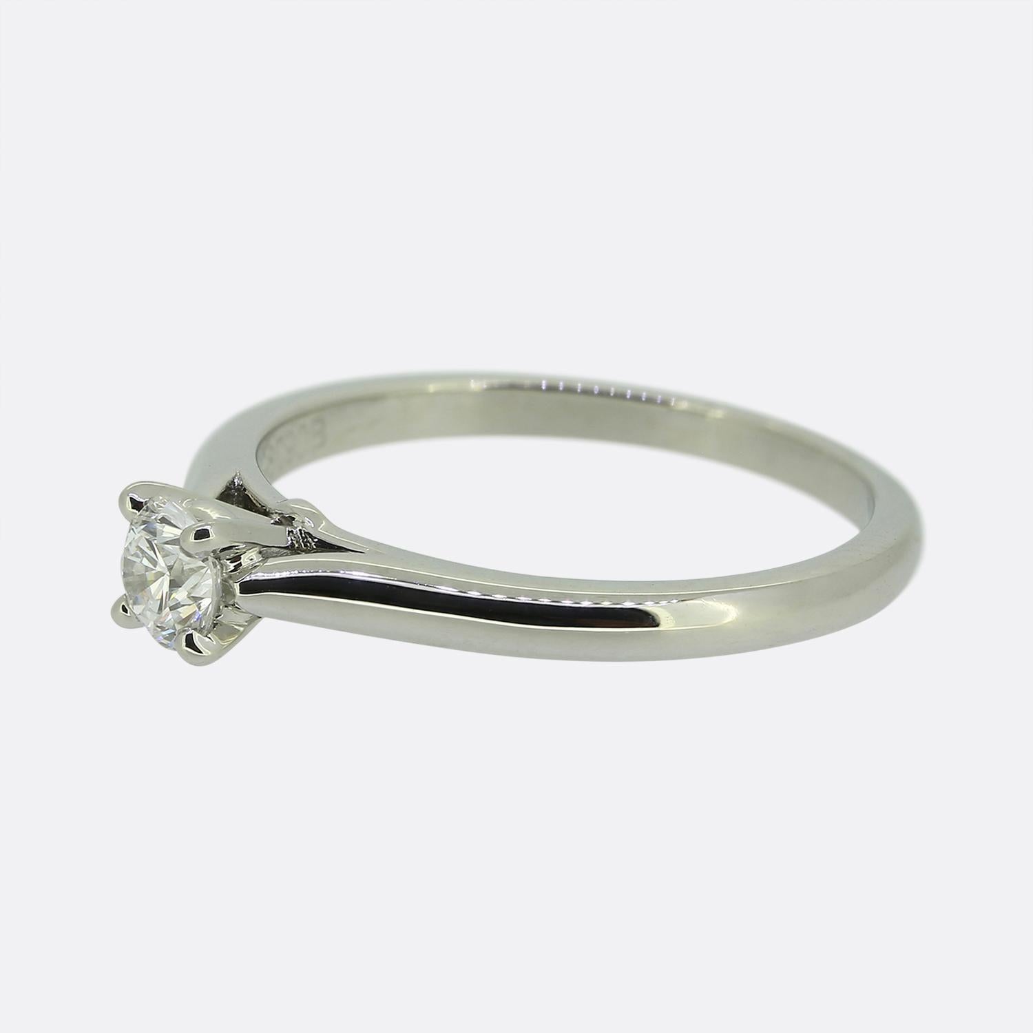 Hier haben wir einen raffinierten Diamant-Solitärring aus dem weltbekannten Schmuckhaus Cartier. Dieses Schmuckstück wurde aus Platin gefertigt und mit einem einzelnen runden Diamanten im Brillantschliff mit einem Gewicht von 0,20 Karat versehen,