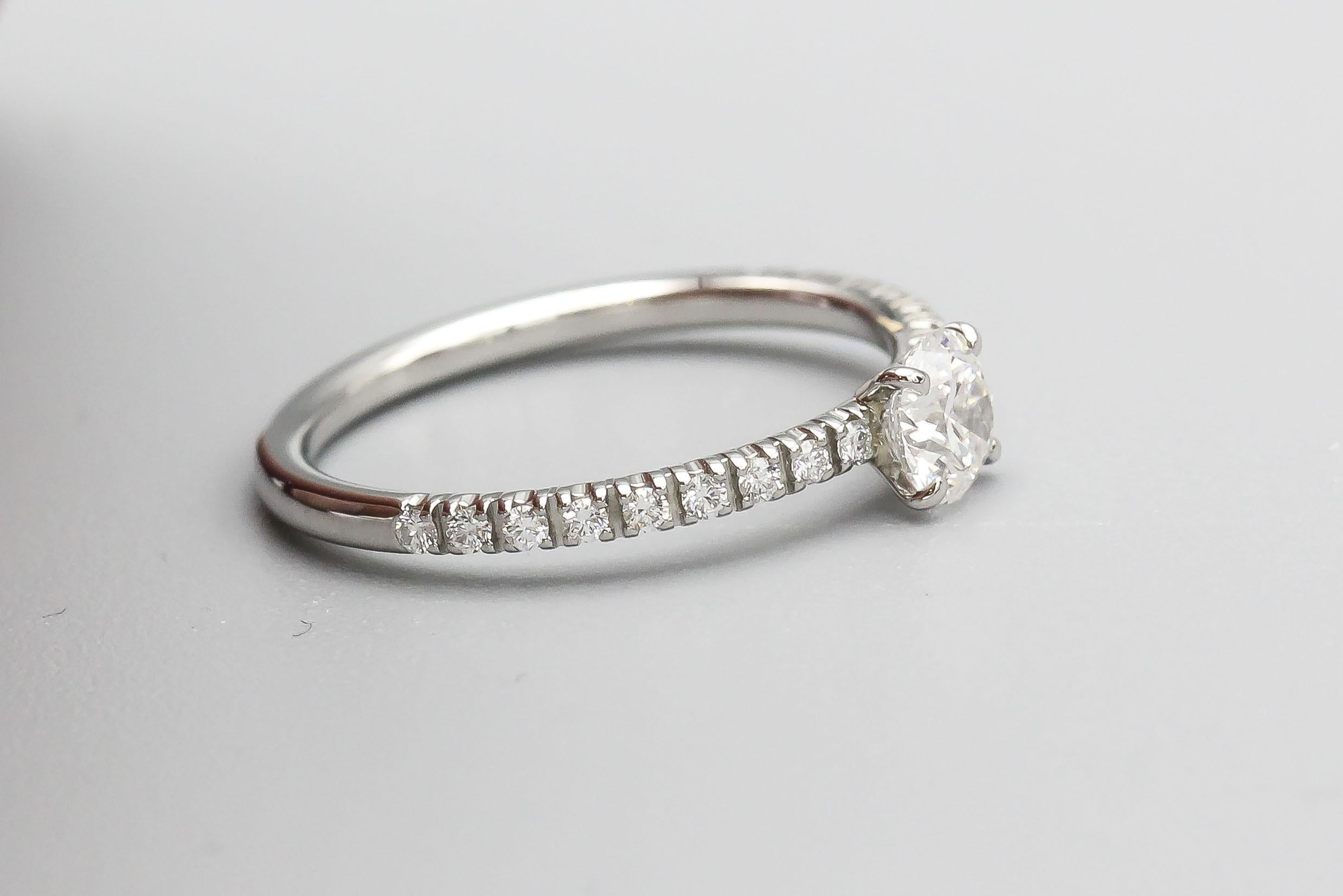 Taille brillant Cartier, bague de fiançailles en platine et diamant E VS1 de 0,30 carat avec rapport GIA en vente