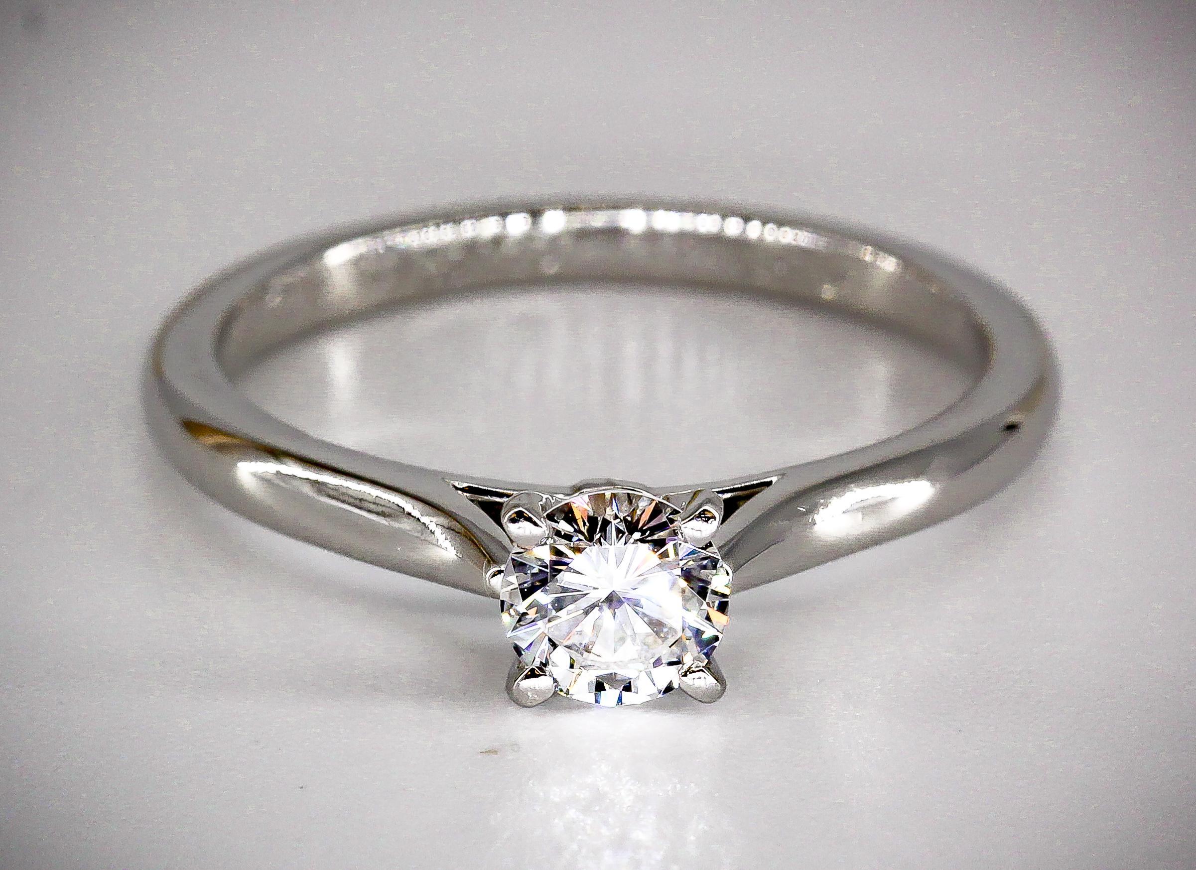 Contemporain Cartier, certifié GIA de 0,31 carat Bague de fiançailles en platine avec diamant E VS1, taille 4,5 en vente