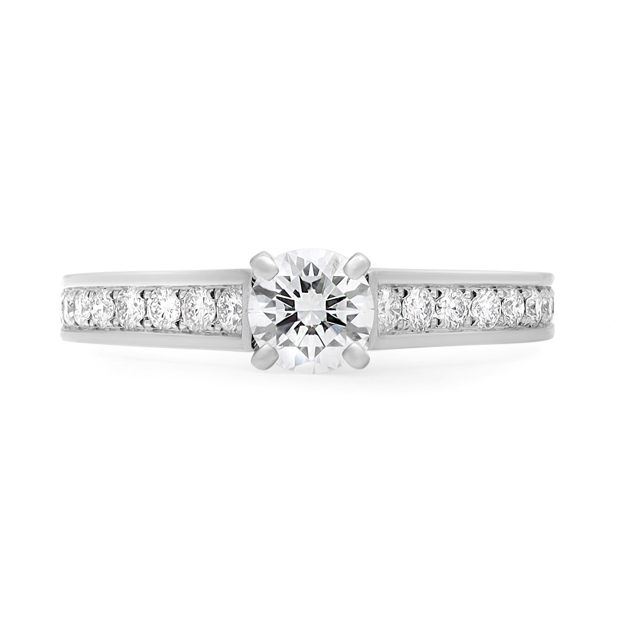 Cartier Diamant Solitär 1895 Verlobungsring. Dieser zeitlose, luxuriöse Ring hat in der Mitte einen vierzinkigen, GIA-zertifizierten, runden Brillanten mit einem Gewicht von 0,33 Karat und winzige runde Diamanten, die in der Mitte des Rings