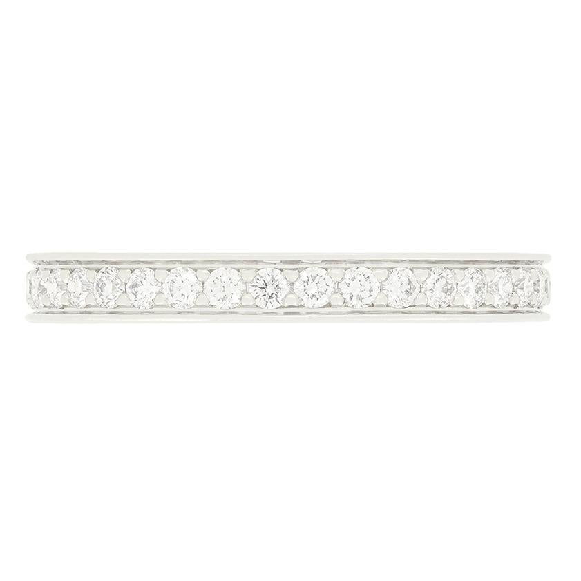 Dal designer Cartier arriva questa bellissima fede nuziale a eternità completa Ballerine. Un totale di 0,38 carati di diamanti tondi brillanti sono incastonati a grani lungo la lunghezza della fascia. Ogni pietra è di alta qualità, con colore F e