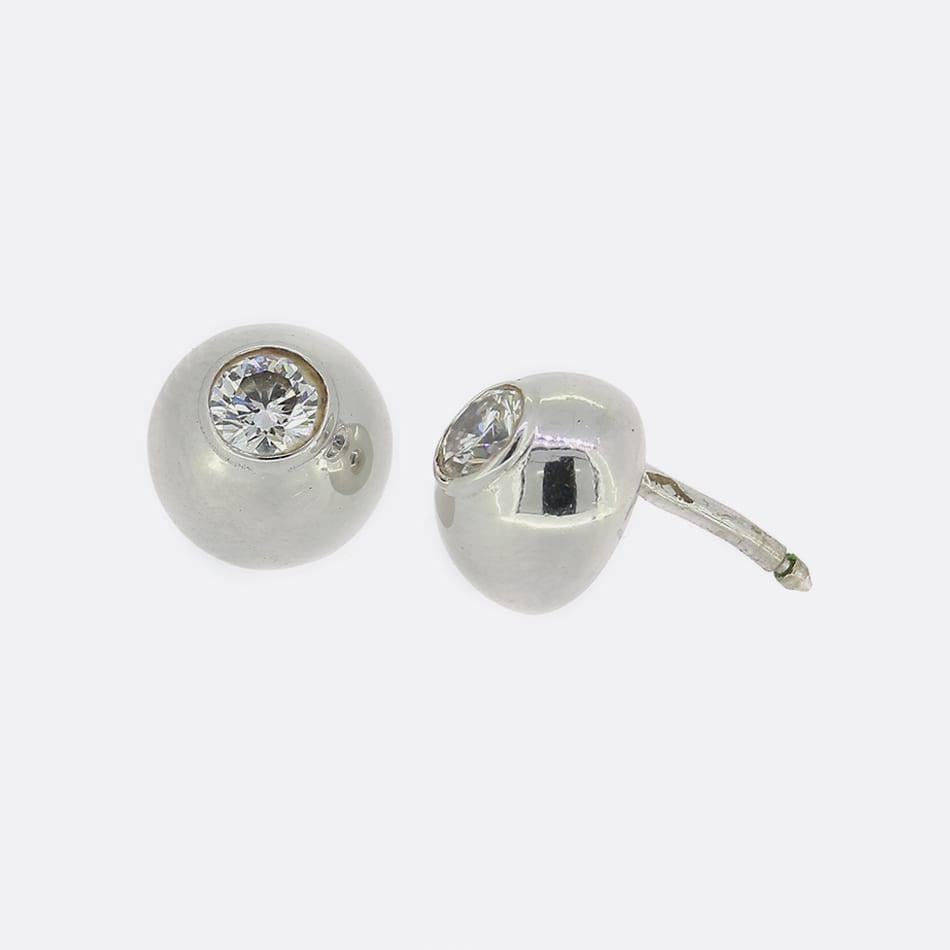 This is a fabulous pair of 18ct white gold stud earrings from the luxury jewellery designer Cartier. The earrings form part of the 'Perles de Diamants' collection and each play host to a 0.21 carat diamond set in a rub-over mount.

Condition: Used