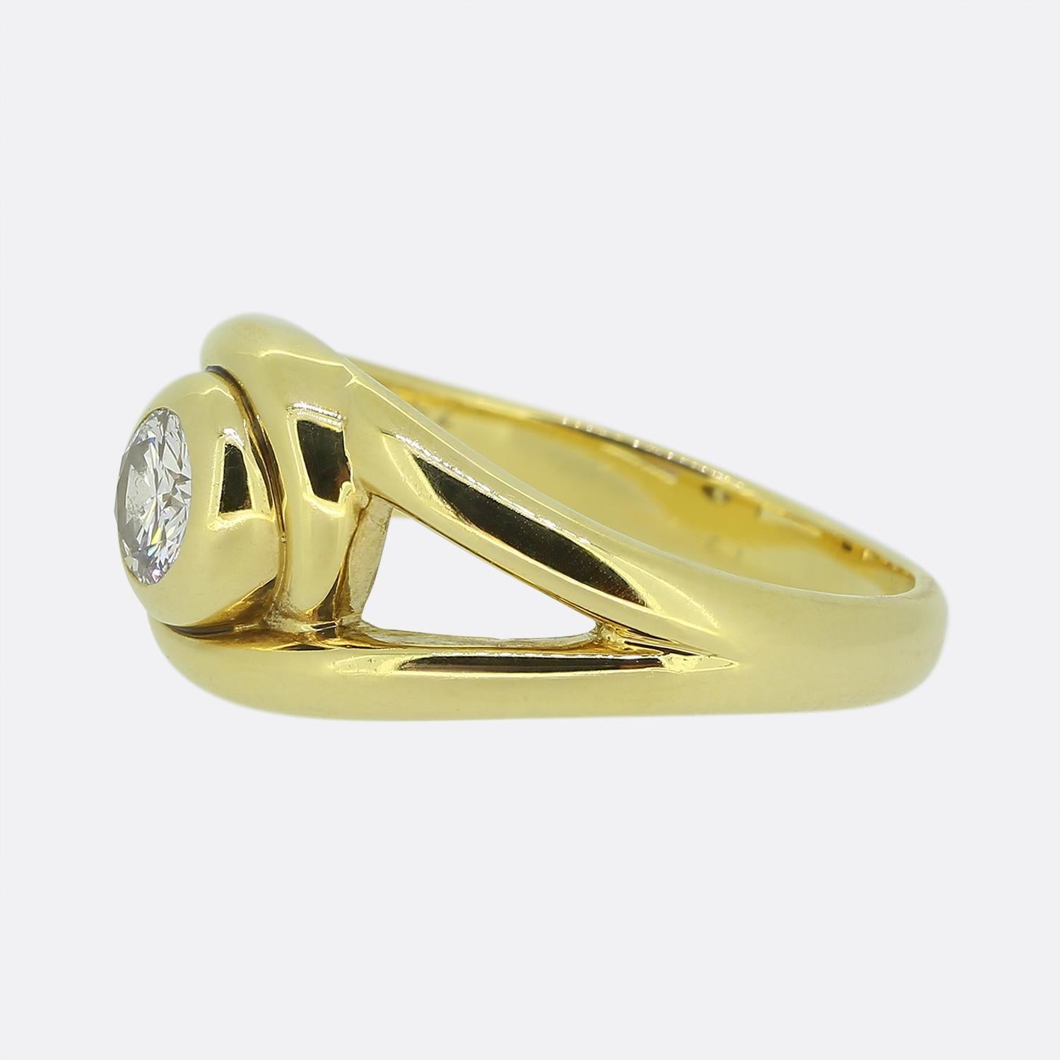 Ecco un sofisticato anello solitario della famosa casa di gioielli di lusso Cartier. Realizzato in un caldo oro giallo 18 carati, il design mostra un diamante bianco brillante taglio rotondo incastonato in modo sicuro in mezzo a un quadrante