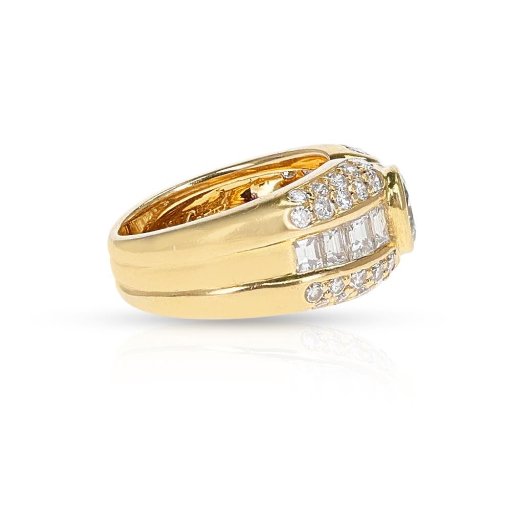 Ein Cartier 0,45 ct. Diamantring mit Brillantschliff aus 18 Karat Gelbgold. Der zentrale Diamant ist in der Lünette gefasst. Signiert und nummeriert. Das Gesamtgewicht des Rings beträgt 7,70 Gramm. Die Ringgröße ist US 4. 
