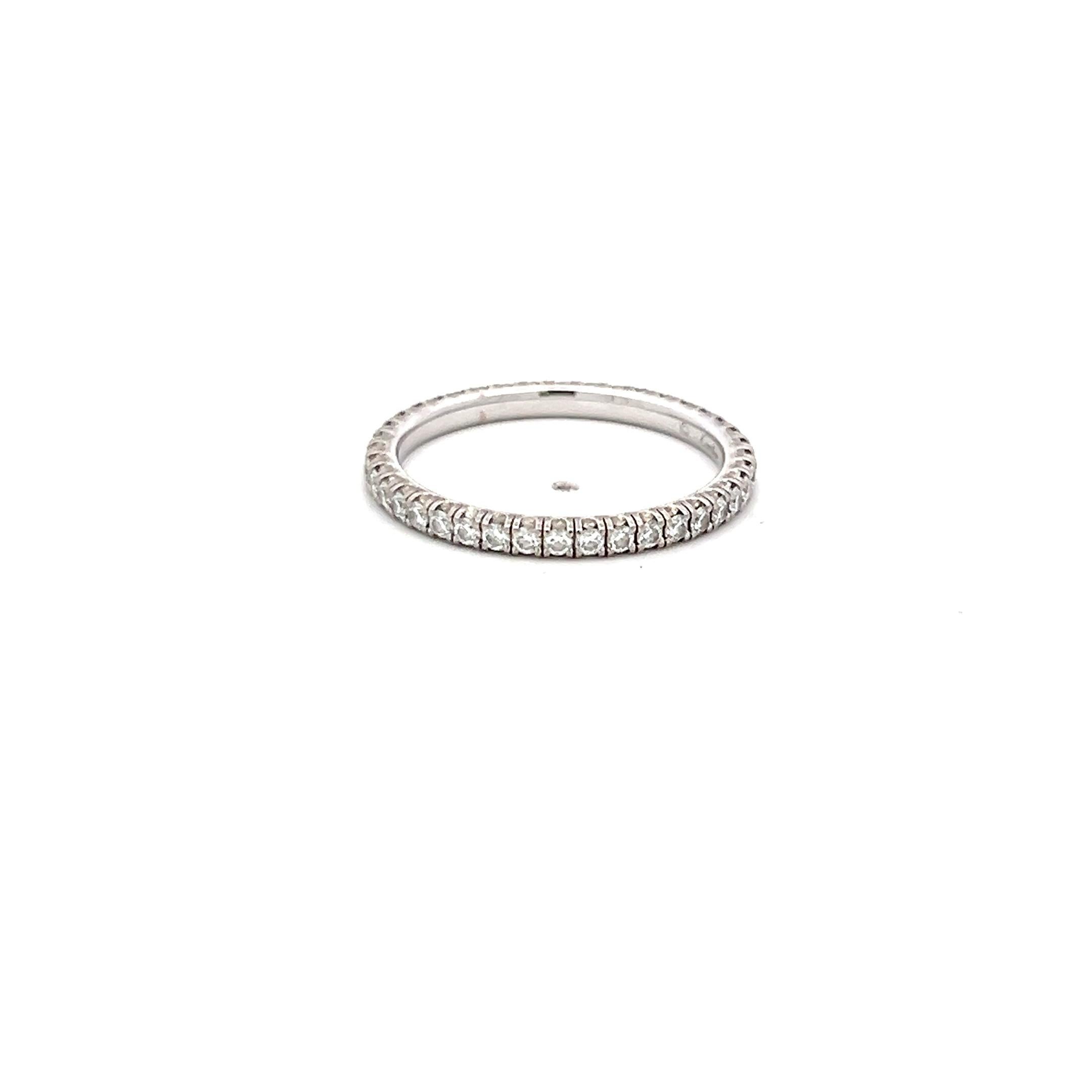 Anillo de boda Cartier de oro blanco de 18 quilates con diamante brillante redondo de 0,47 quilates en Bueno estado para la venta en New York, NY