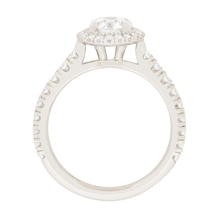 Du designer Cartier et de ses 1895  La collection Destinée propose cette bague solitaire auréolée. Le diamant central, de 0,70 carat, est de la plus haute qualité, certifié par la GIA.  de couleur E et de clarté IF. Il est entouré d'un délicat halo