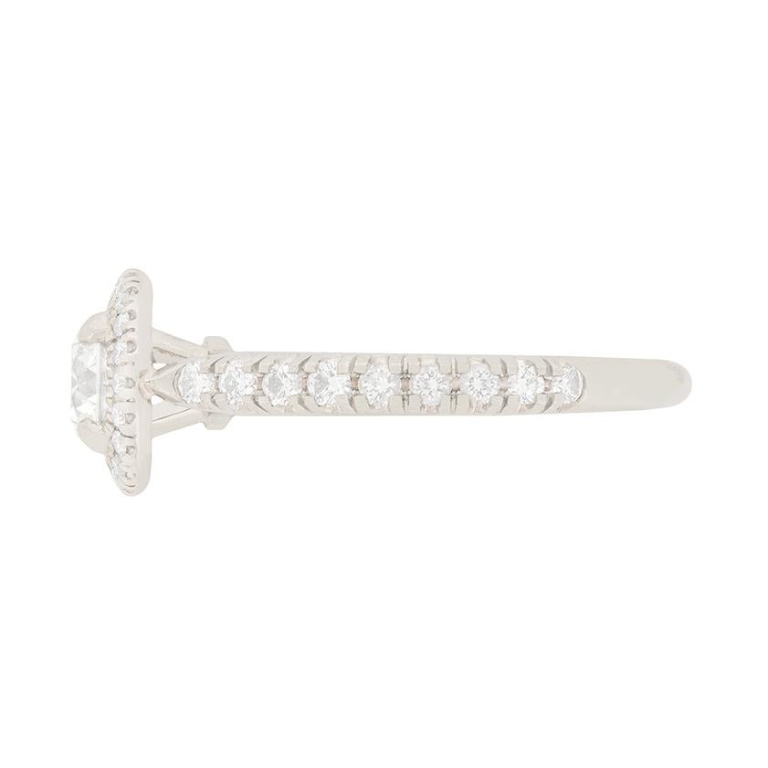 Moderne Cartier 0,70ct Diamond 1895 Destinée Halo Solitaire Ring en vente