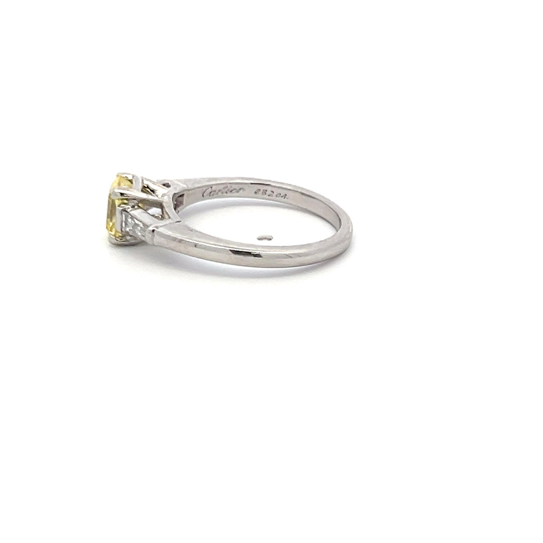 Cartier 0.91 Carat Fancy Vivid Yellow VS2 Diamond Platinum Engagement Ring In Good Condition For Sale In New York, NY