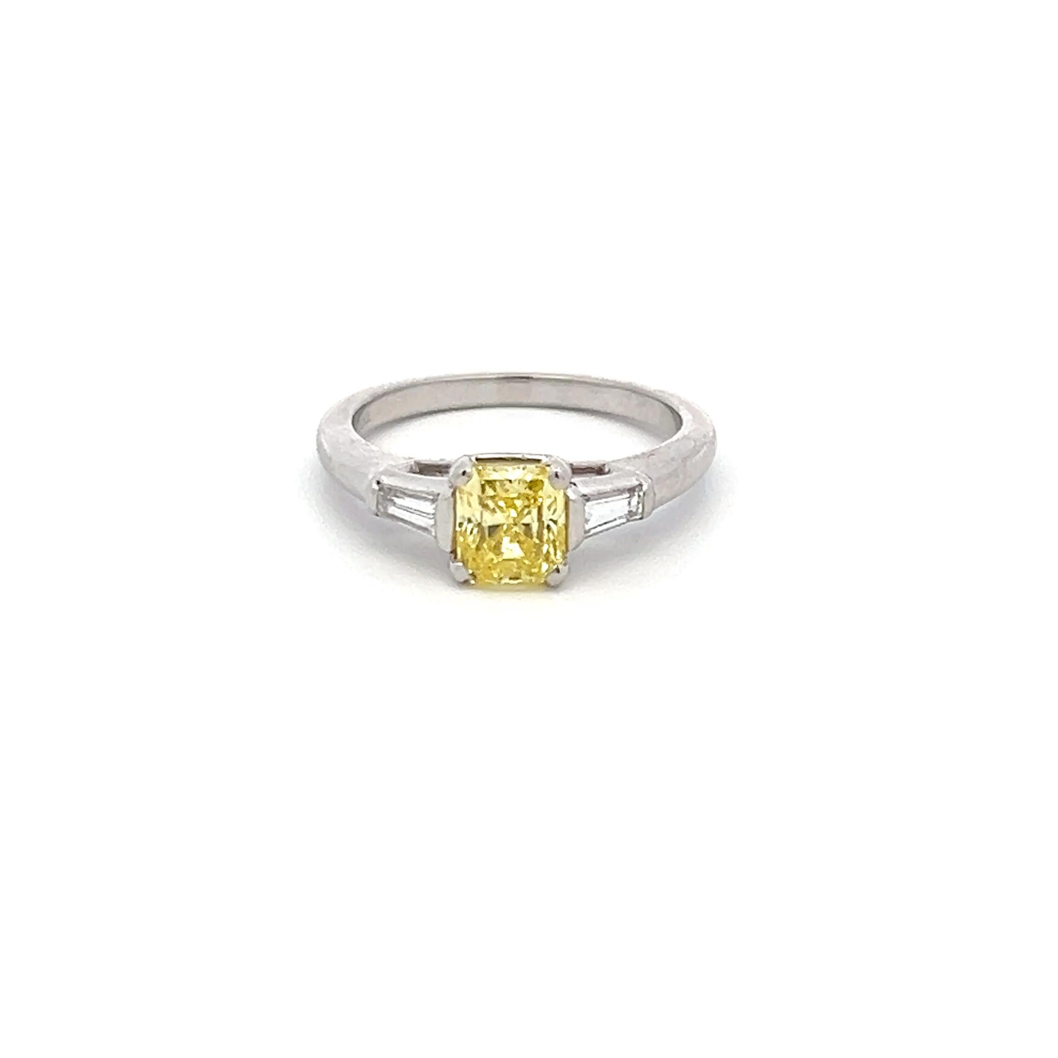 Women's Cartier 0.91 Carat Fancy Vivid Yellow VS2 Diamond Platinum Engagement Ring For Sale