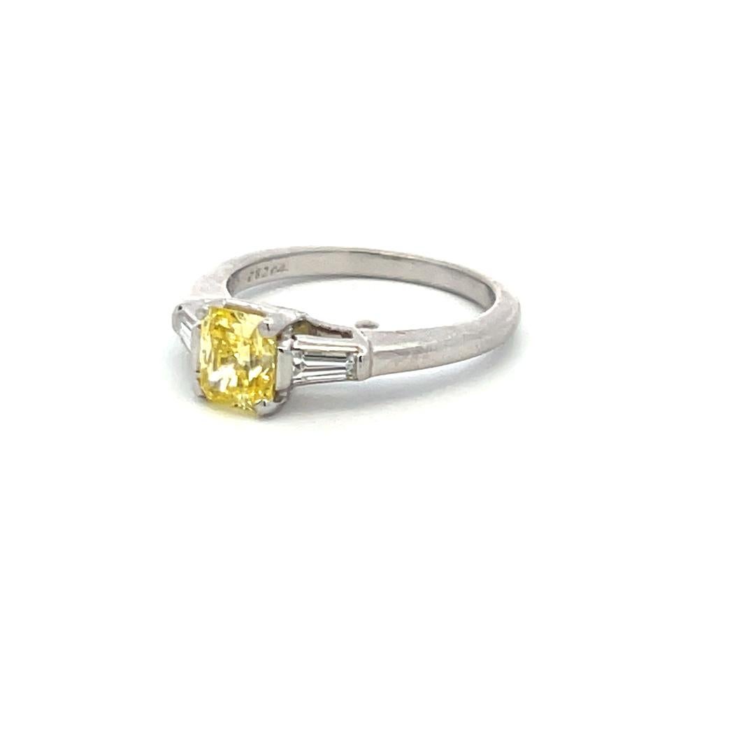 Cartier 0.91 Carat Fancy Vivid Yellow VS2 Diamond Platinum Engagement Ring For Sale 1