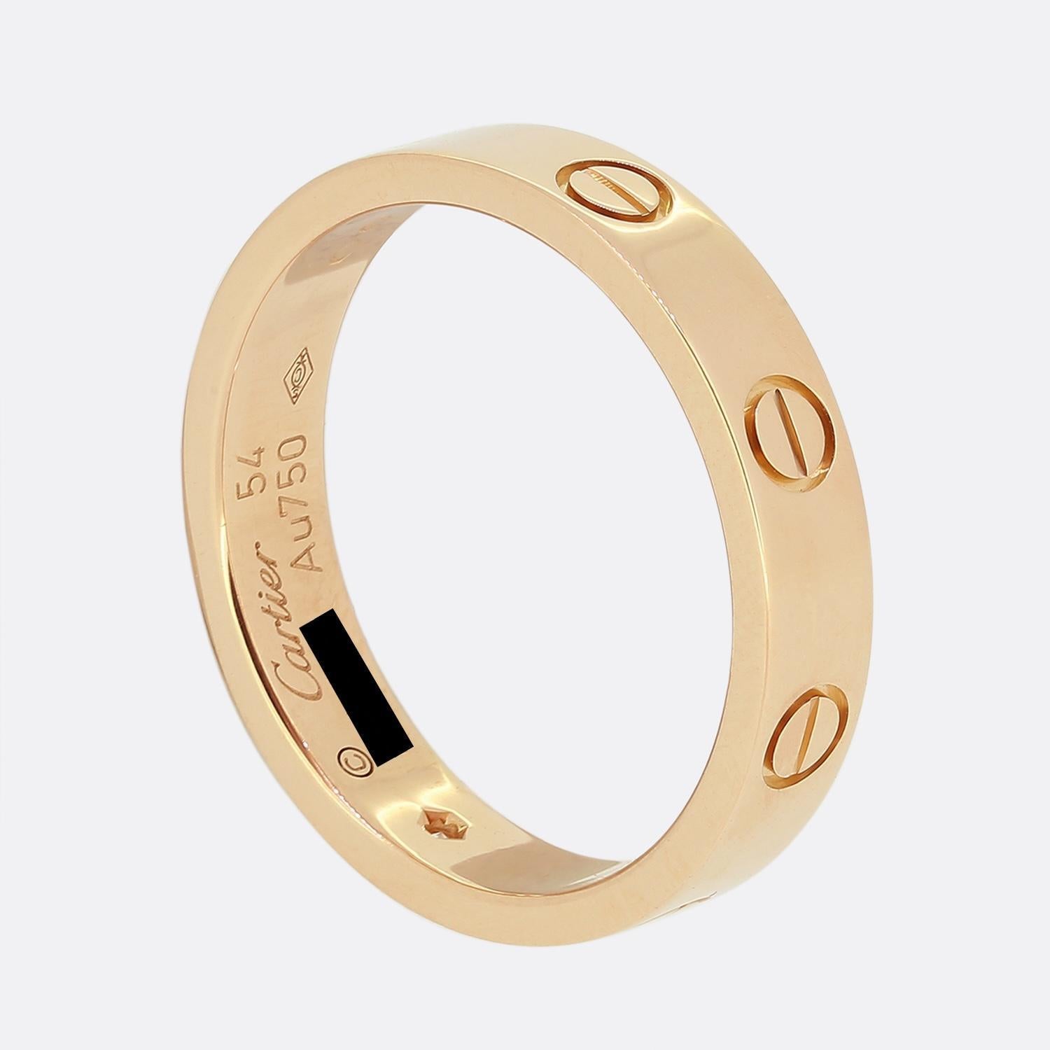 Hier haben wir einen Ehering aus 18 Karat Roségold aus dem Luxusschmuckhaus Cartier. Dieser Ring ist Teil der weltberühmten LOVE Collection und zeigt einen einzelnen runden Diamanten im Brillantschliff neben dem ikonischen Schraubenmotiv. Dieses