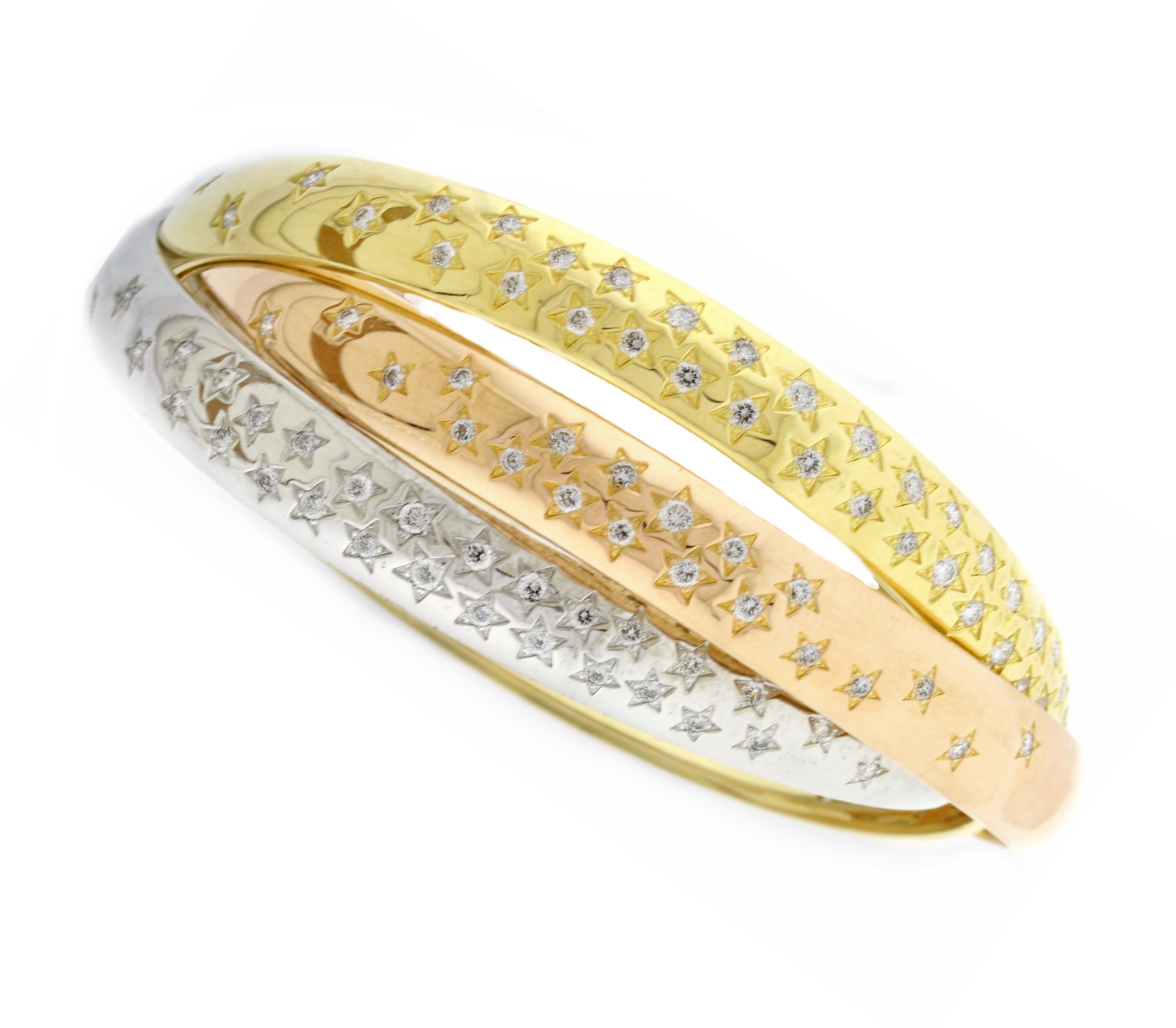 Issue de la célèbre collection anniversaire de la trinité de Cartier. Un bracelet trinitaire avec 100 étoiles en diamant pour 100 ans
♦ Designer : Cartier
♦ Métal : 18 carats
CIRCA 2002
100 diamants = 3,50 carats
♦ taille moyenne
Emballage : Boîtes