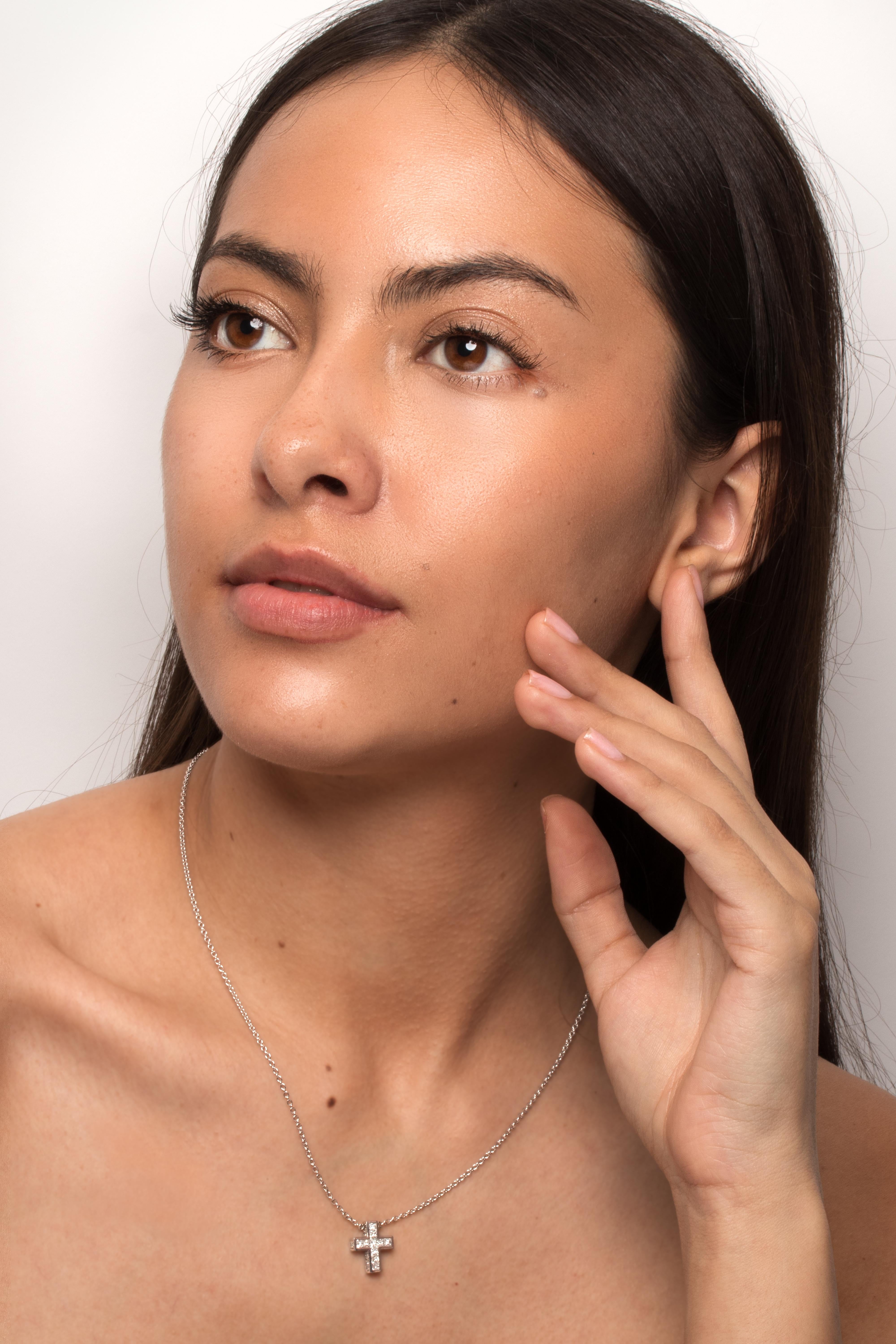 Questa meravigliosa croce con diamanti incastonati proviene dal designer Cartier. Presenta dieci diamanti taglio princess incastonati sulla parte anteriore del pendente, per un totale di 0,73 carati. Altri 0,28 carati di diamanti tondi brillanti