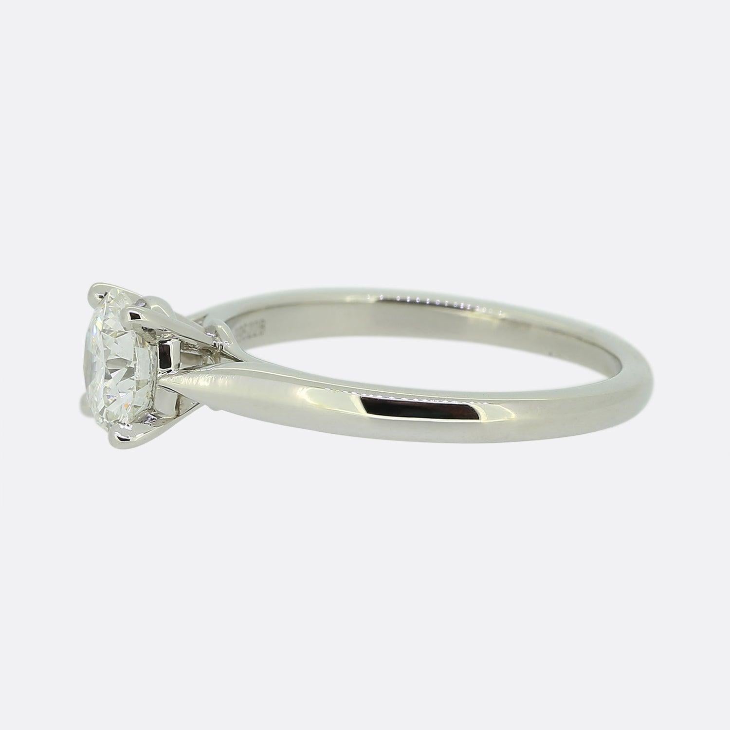 Hier haben wir einen klassischen diamantenen Solitär-Verlobungsring aus dem weltbekannten Schmuckhaus Cartier. Ein sensationeller runder Diamant im Brillantschliff von 1,02 Karat sitzt allein und stolz in einer Vier-Krallen-Fassung auf einem