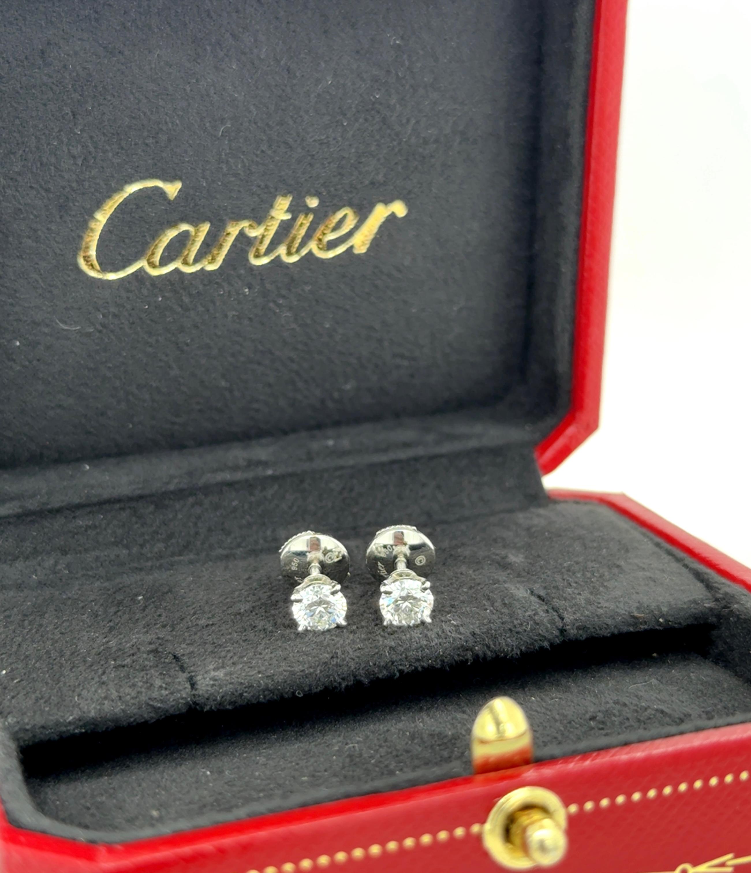 Diamant : Taille ronde et brillante
Poids en carats : 1,03 carats au total
Couleur : G
Clarté : VVS1
Fluorescence : Aucune
Sertissage : Quatre griffes
Métal : Platine
Tampon : WD 4737 (marque de fabrique française) Cartier 950
Poids brut : 2,52