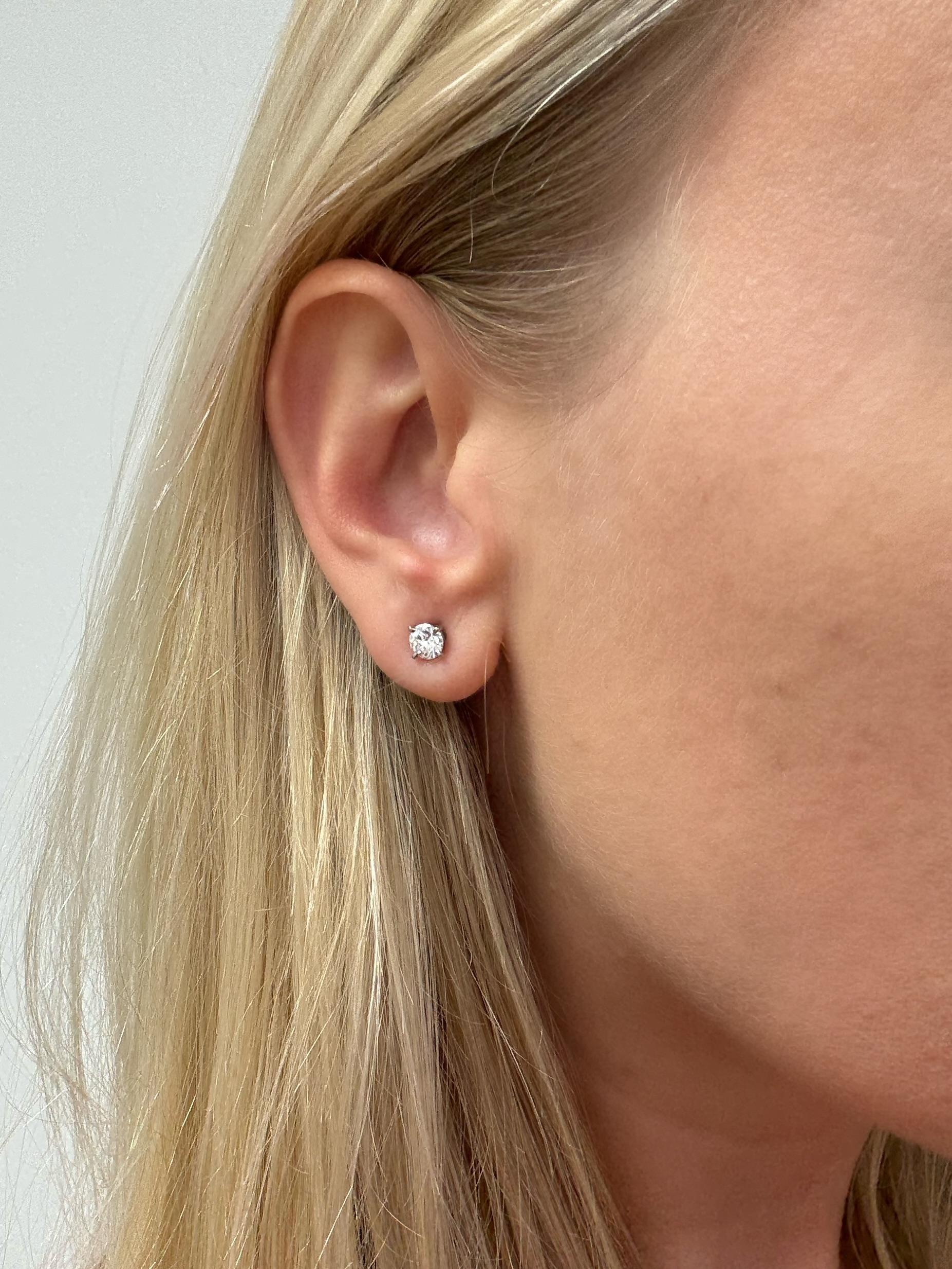 Boucles d'oreilles Cartier, 1.03 Carat Round Brilliant Cut Diamond Stud Ears en vente 2