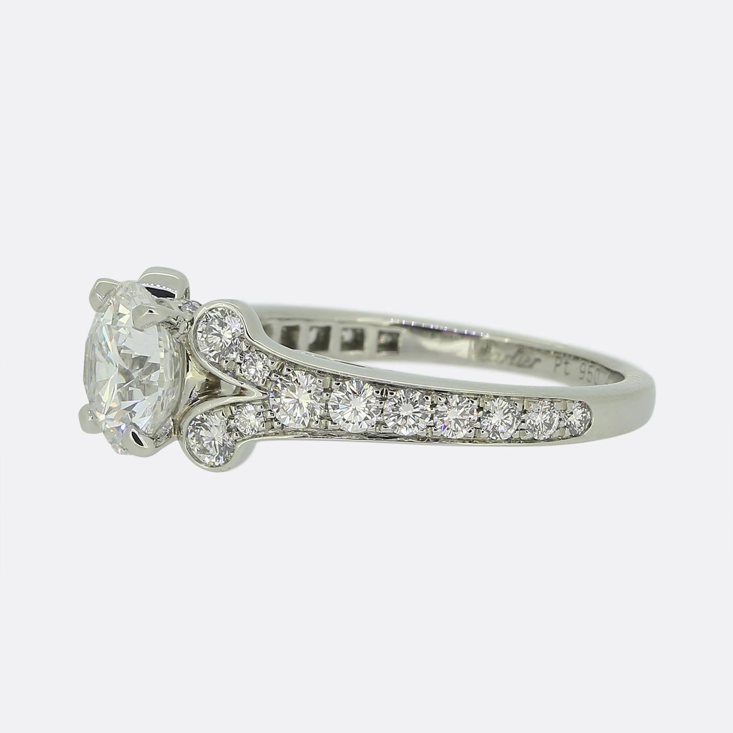 Hier haben wir einen exquisiten Diamant-Verlobungsring aus dem weltbekannten Luxusschmuckhaus Cartier. Dieser Platinschmuck besticht durch einen runden Brillanten von 1,09 Karat in der Mitte der Vorderseite, der elegant gefasst ist und die Blicke