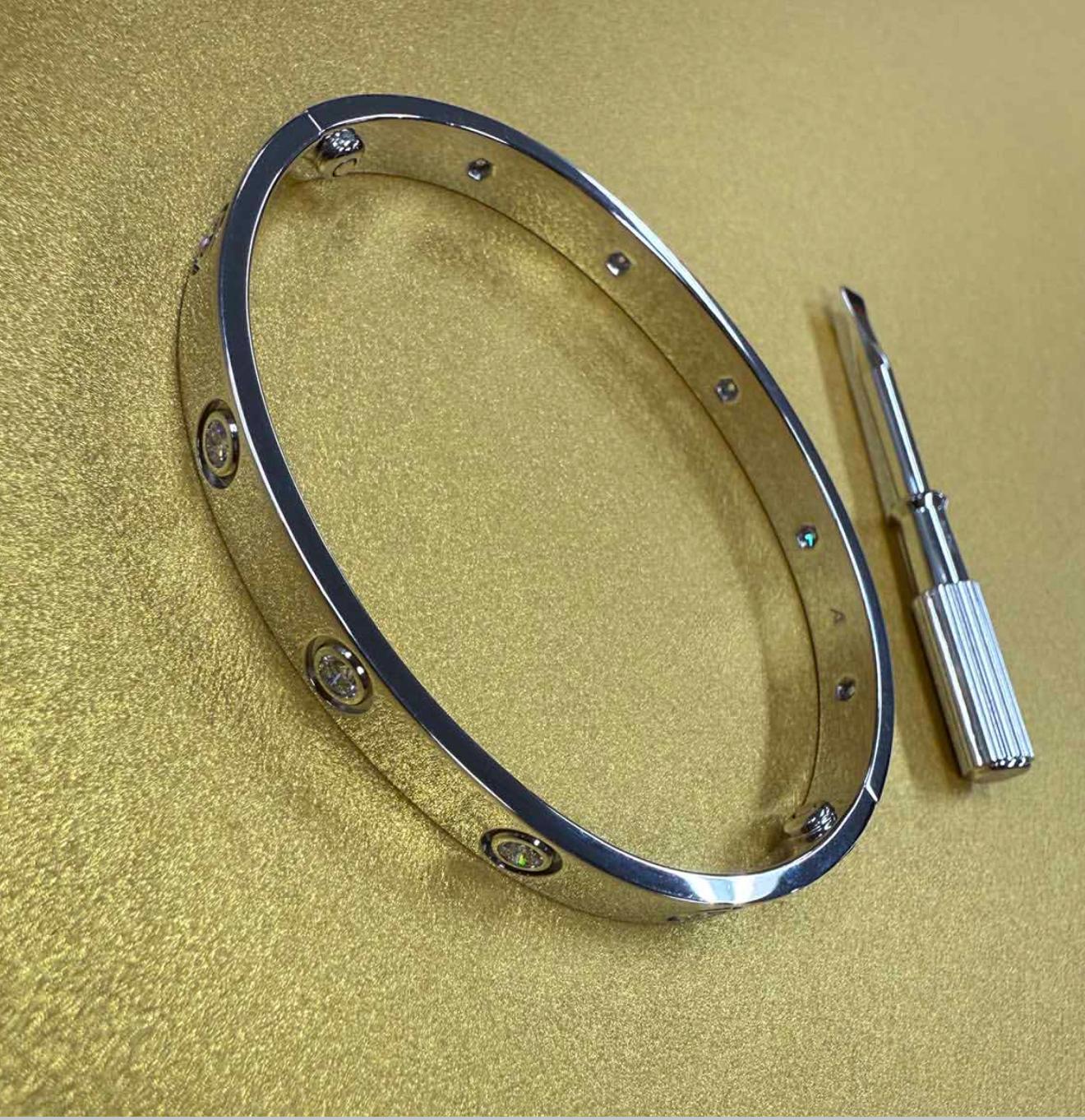 Cartier Bracelet d'amour en or blanc 18 carats et diamants 10 P, taille 17 en vente 8