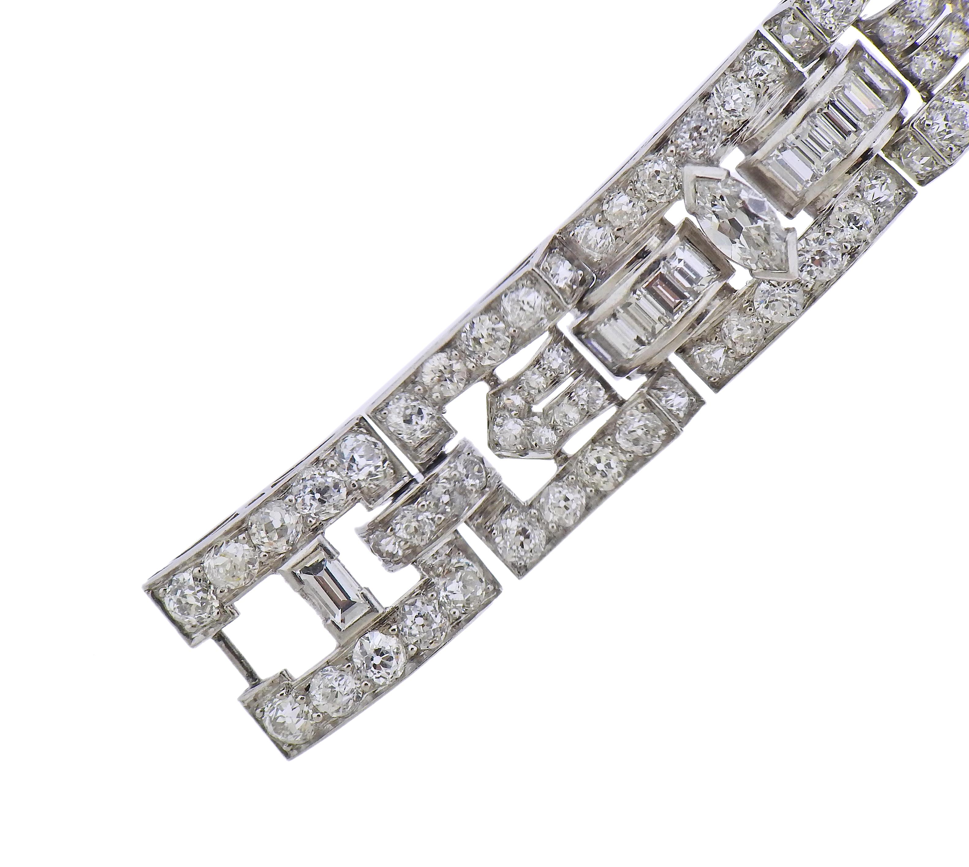 Exquis bracelet en platine Art déco de Cartier, datant des années 1930, avec environ 12 carats de diamants. Le bracelet mesure 7