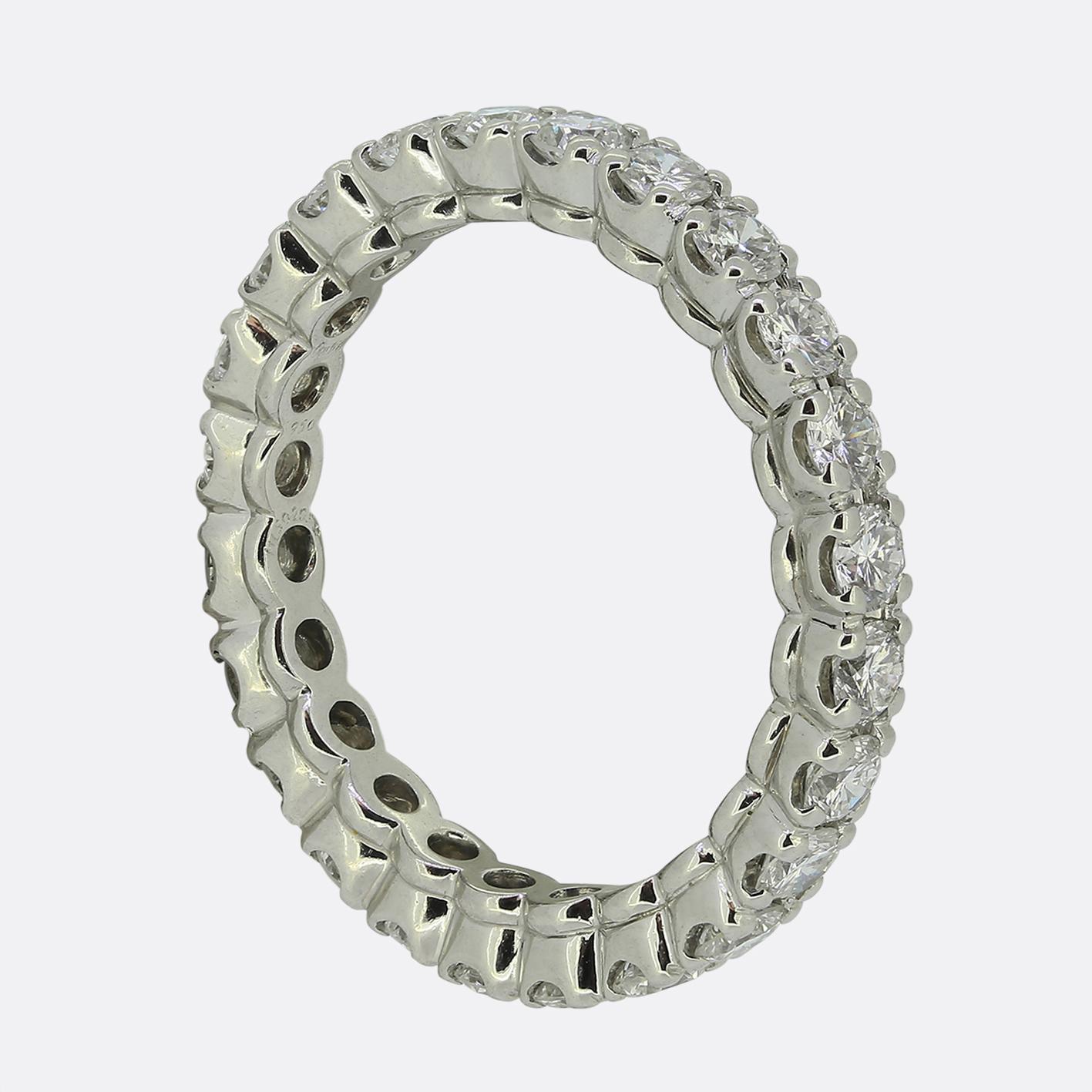 Il s'agit d'une bague d'éternité en platine et diamants de la maison de joaillerie mondialement connue Cartier. La bague accueille 24 diamants ronds de taille brillant parfaitement assortis. Comme on peut s'y attendre de la part de Cartier,