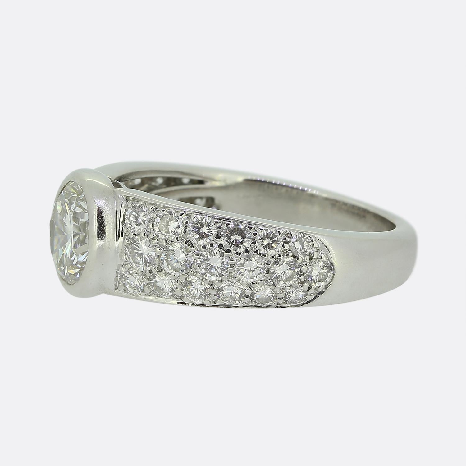 Nous avons ici une superbe bague de fiançailles de la maison de joaillerie de luxe de renommée mondiale Cartier. Fabriquée en or blanc 18ct poli, la bague affiche une esthétique épurée et moderne avec un magnifique diamant rond de taille brillant