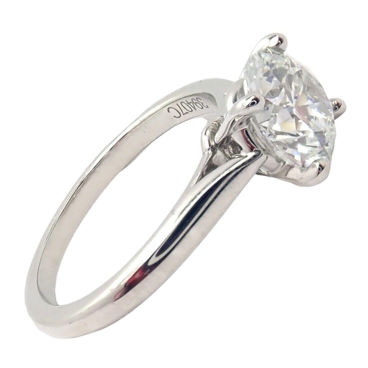 Anillo solitario de compromiso de diamantes en platino de 1,30 ct de Cartier. 
Con 1 diamante redondo talla brillante VS1 claridad F color peso total 1,30ct
Corte, Pulido, Simetría Excelente
Fluorescencia NINGUNA
Este anillo se entrega con