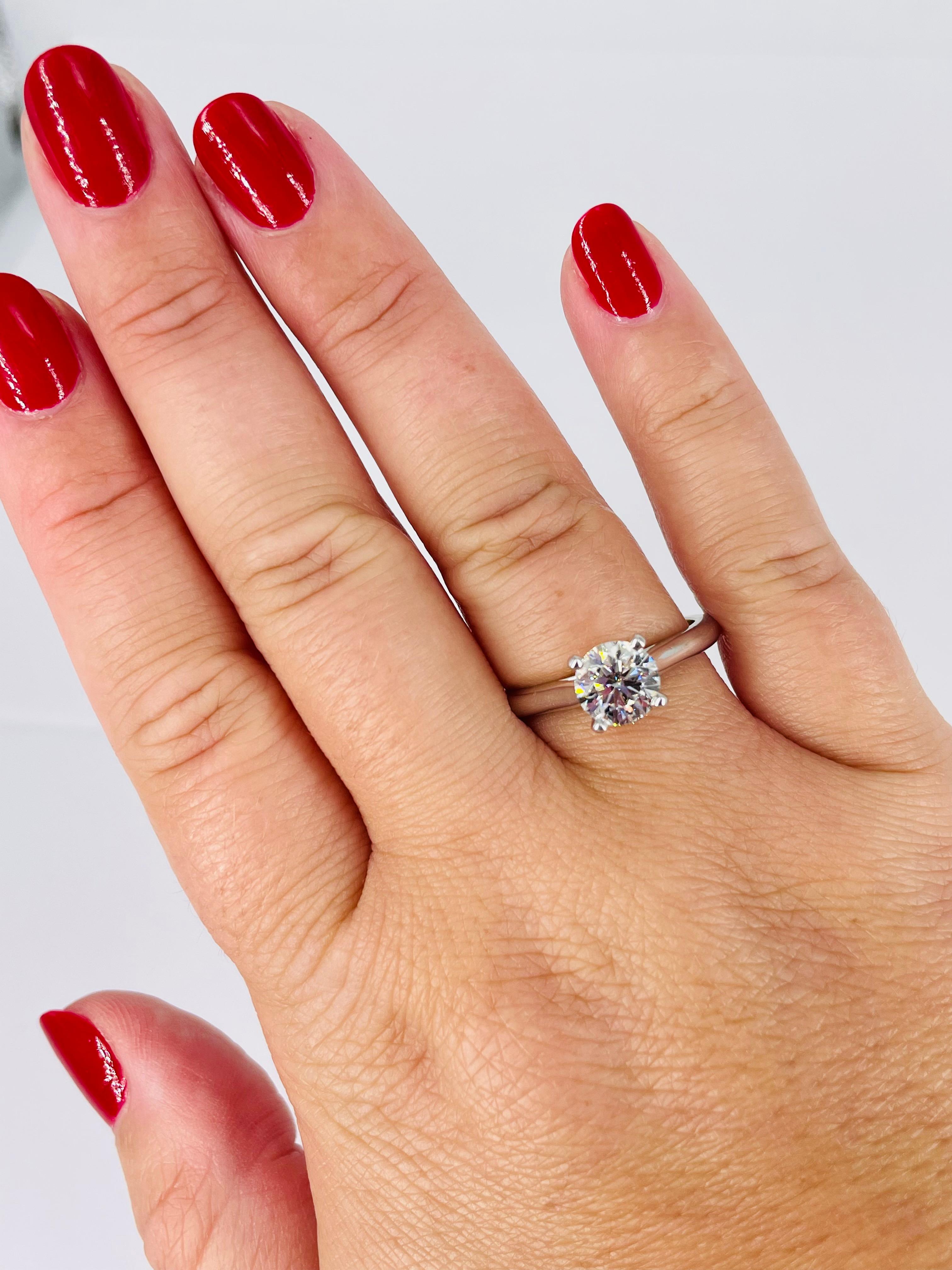 Contemporain Cartier Bague de fiançailles solitaire en diamant rond certifié GIA de 1,32 carat en vente