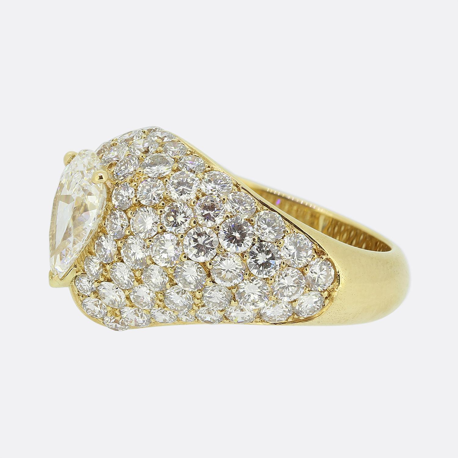 Nous avons ici une magnifique bague habillée en diamant de la maison de joaillerie de luxe mondialement connue Cartier. Cette pièce a été réalisée en or jaune 18 ct et présente un remarquable diamant poire de 1,44 ct au centre de la face dans une