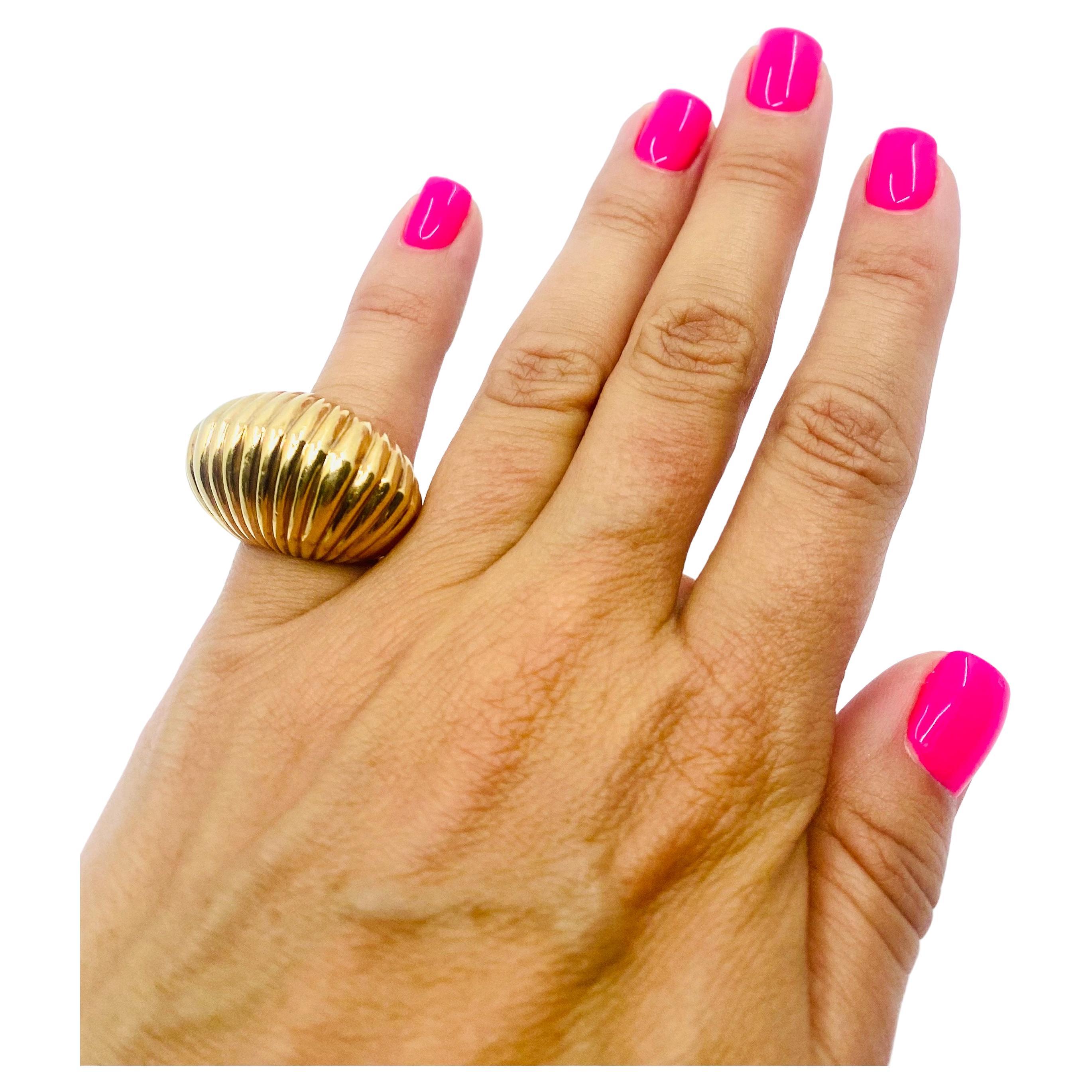 DESIGNER : Cartier
CIRCA : 1940
MATERIALES : Or rose 14k
Poids : 9,9 grammes
TAILLE DE L'ANNEAU : 5
MESURES : 3/4