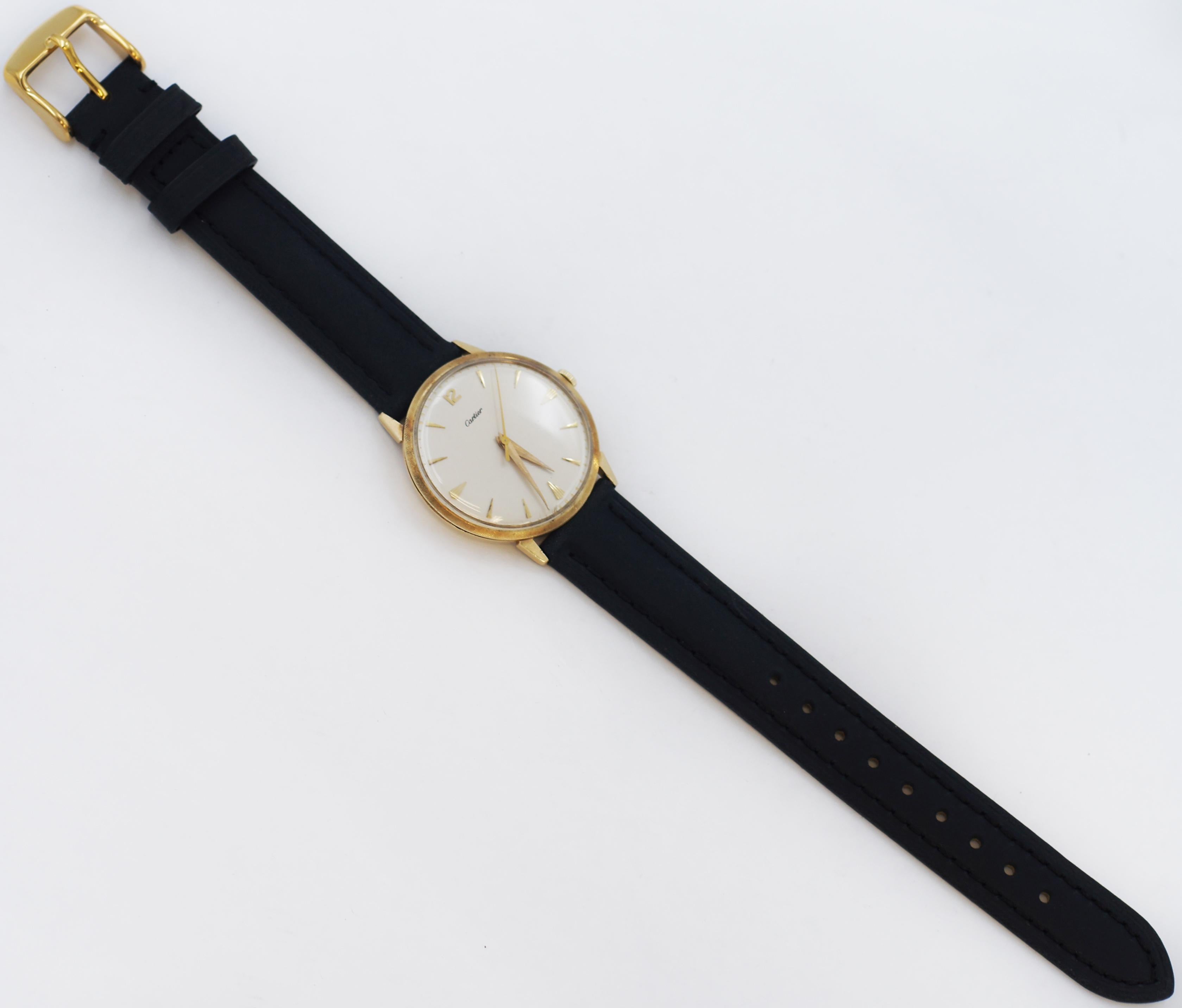 Wir stellen Ihnen einen außergewöhnlichen Fund vor - eine äußerst seltene Armbanduhr der Marke Cartier, die von Movado hergestellt wurde und ungefähr aus den 1940er Jahren stammt. 
Dieser exquisite, handgefertigte Zeitmesser ist ein Zeugnis der
