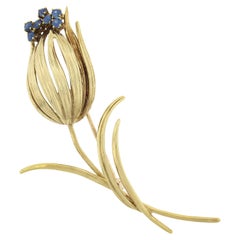 Cartier Broche tulipe en or jaune 14 carats et saphirs 0,50 carat sertis à la broche