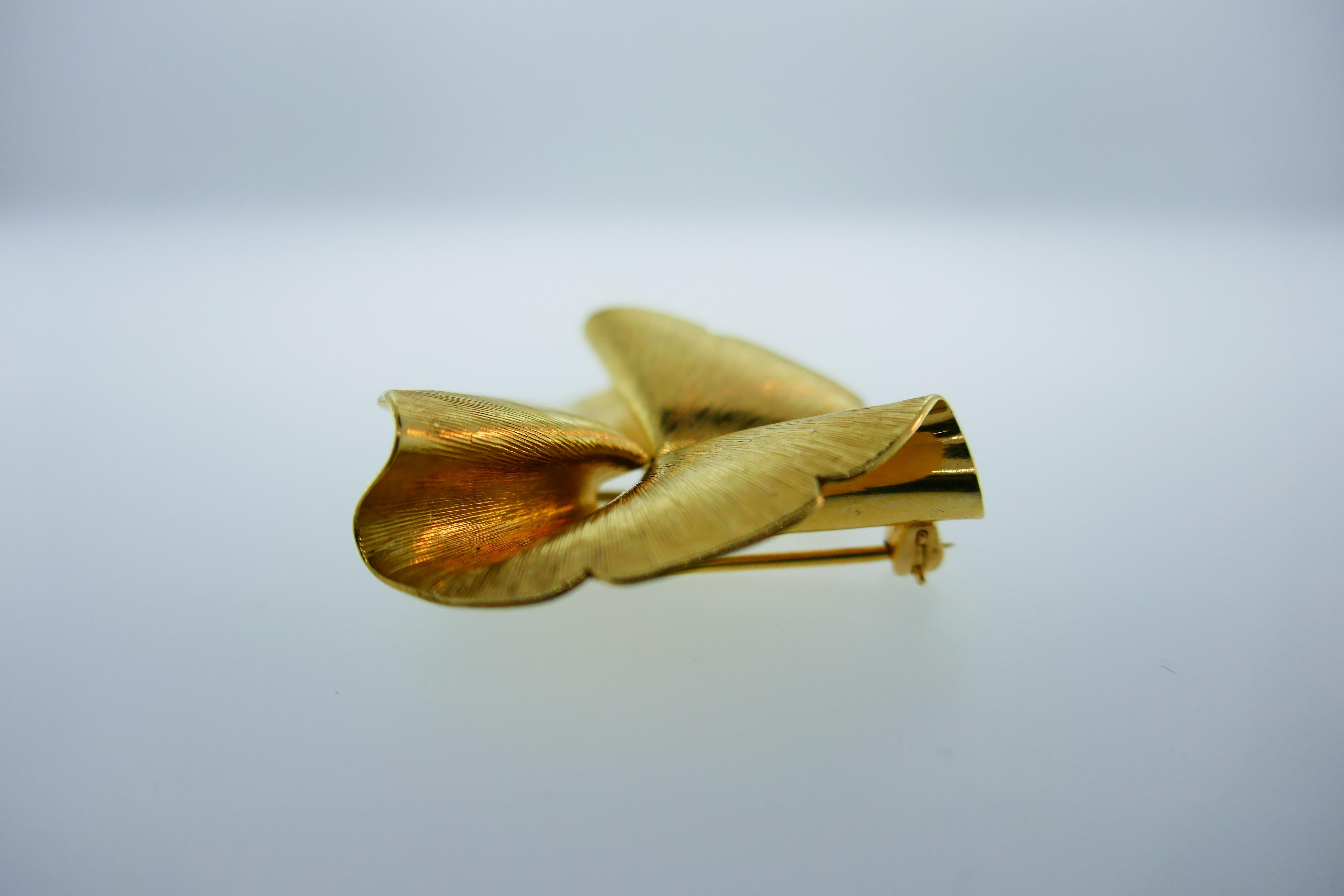 
Here is your chance to purchase a beautiful and highly collectible Cartier 14k yellow gold clip brooch circa 1950s. This is a rare one, never seen anything like it.  Truly a great piece at a great price! 

Weight: 13.1 grams 

Dimensions: