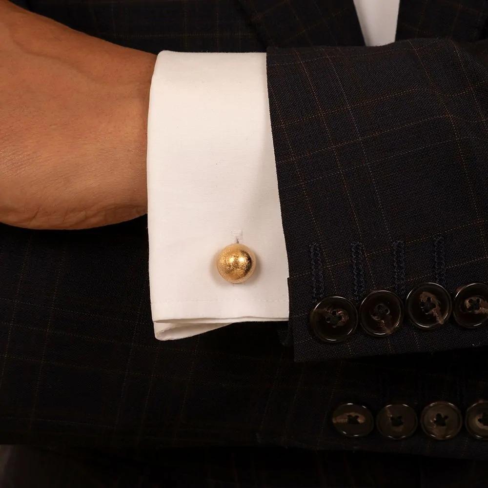 Set di gemelli e bottoni a forma di manubrio in oro giallo 14k di Cartier in vendita 4