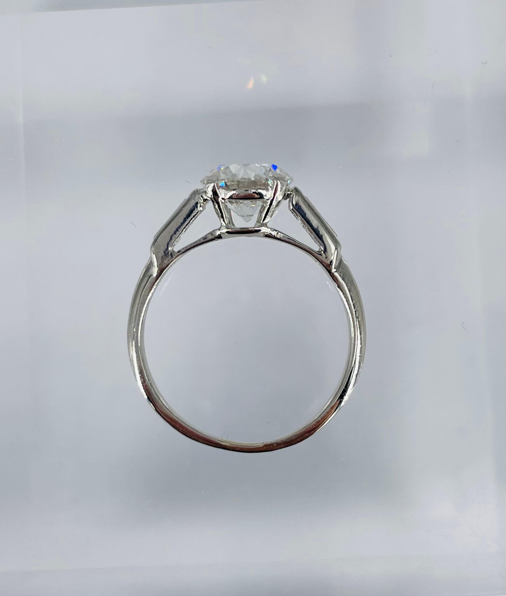 Taille ronde Cartier, bague de fiançailles avec diamant rond de 1,57 carat certifié GIA FVS1 et baguettes en vente