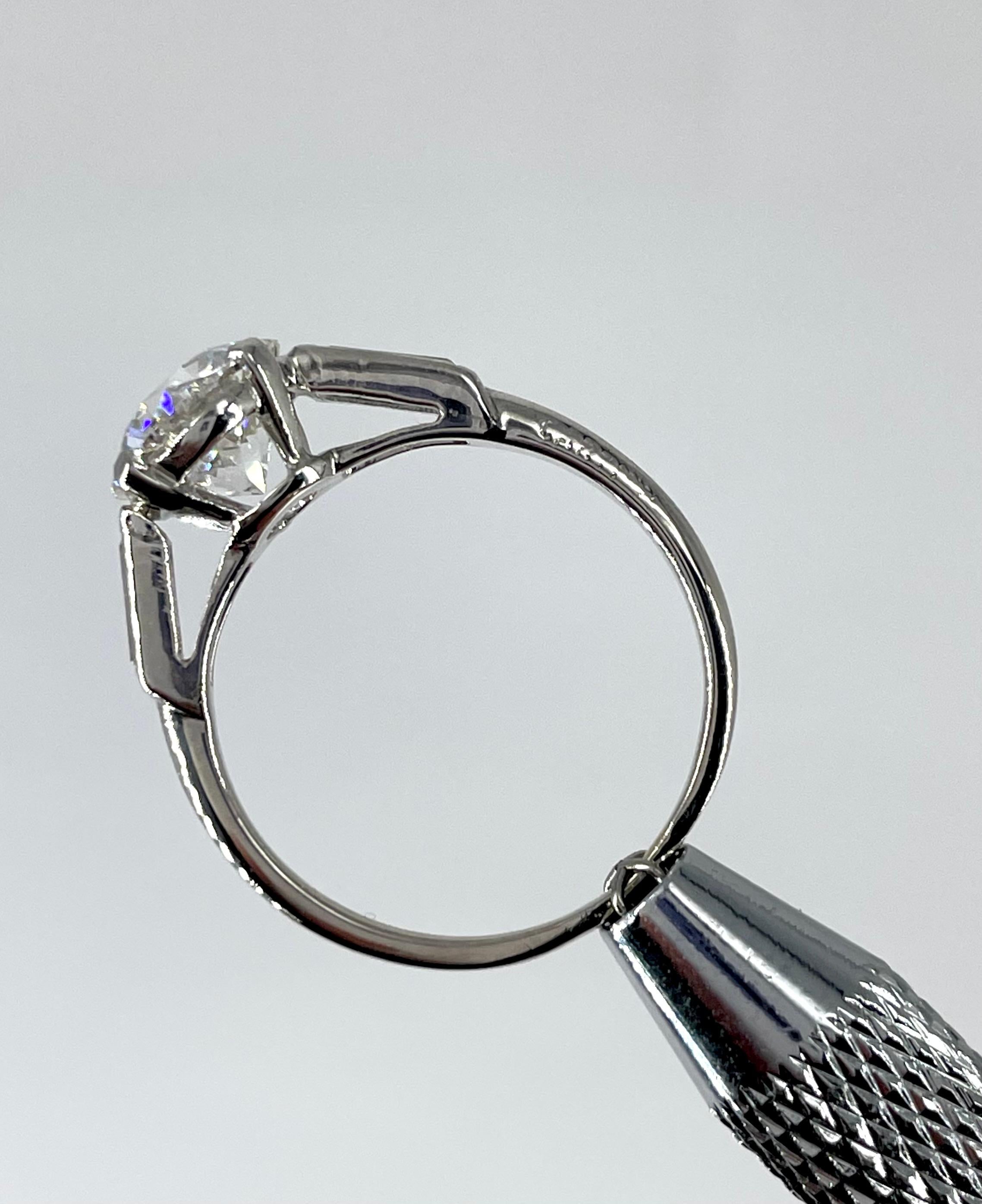 Cartier, bague de fiançailles avec diamant rond de 1,57 carat certifié GIA FVS1 et baguettes Excellent état - En vente à New York, NY