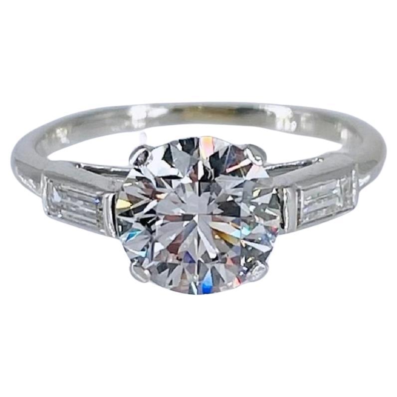 Cartier, bague de fiançailles avec diamant rond de 1,57 carat certifié GIA FVS1 et baguettes en vente
