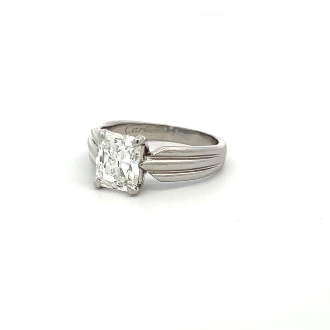 Anello di fidanzamento in platino con diamante Cartier 1,63 carati di forma radiante F-VS1 in vendita 1