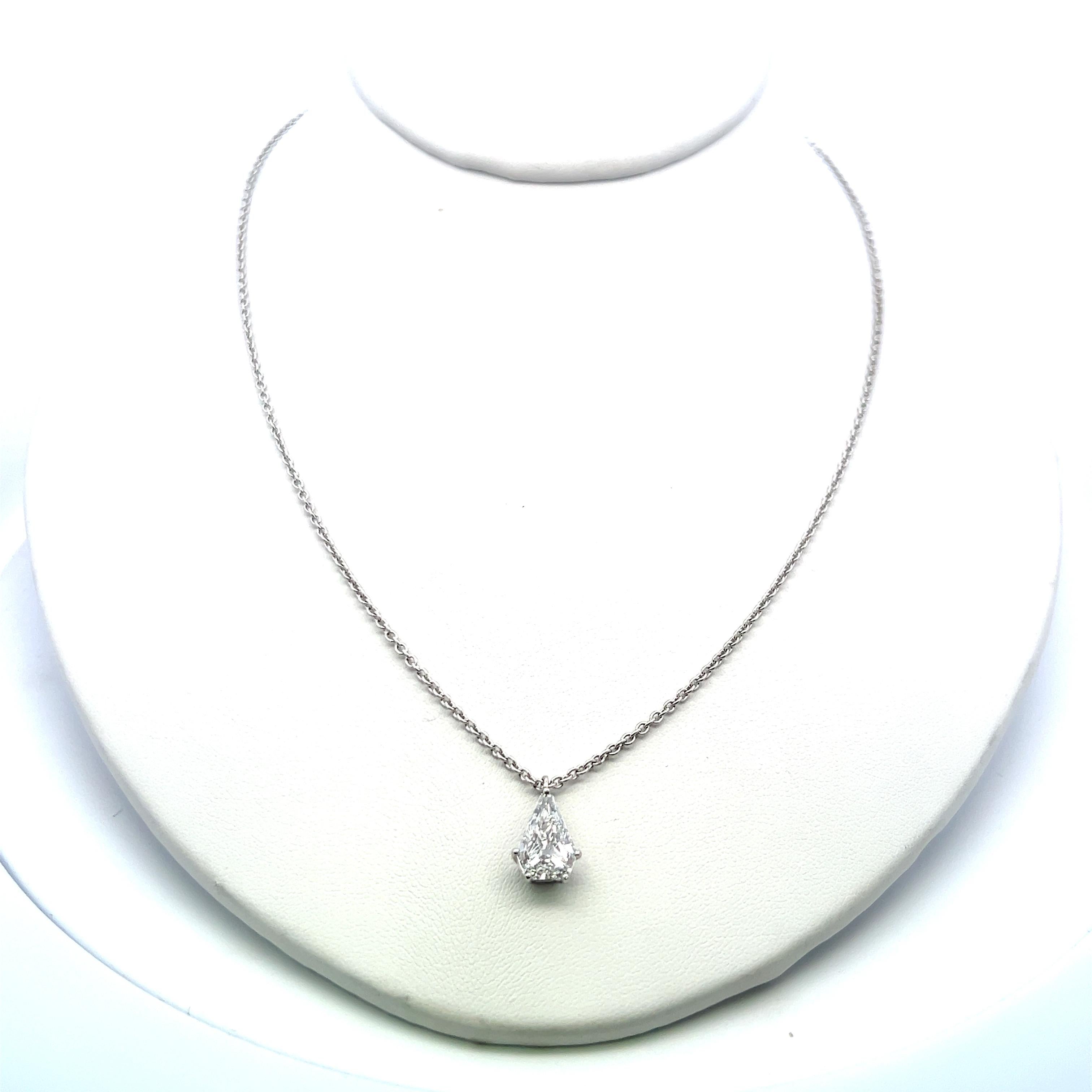 Progettista:
CARTIER


Titolo:
Cartier 1,65 carati a forma di scudo D SI1 Collana con diamante in platino


Stile:
Ciondolo


Metallo:
Platino


Gemma 1:
Diamante da 1,65 carati


Numero di pietre:
1


Colore:
D


Chiarezza:
SI1


Forma:
Forma dello