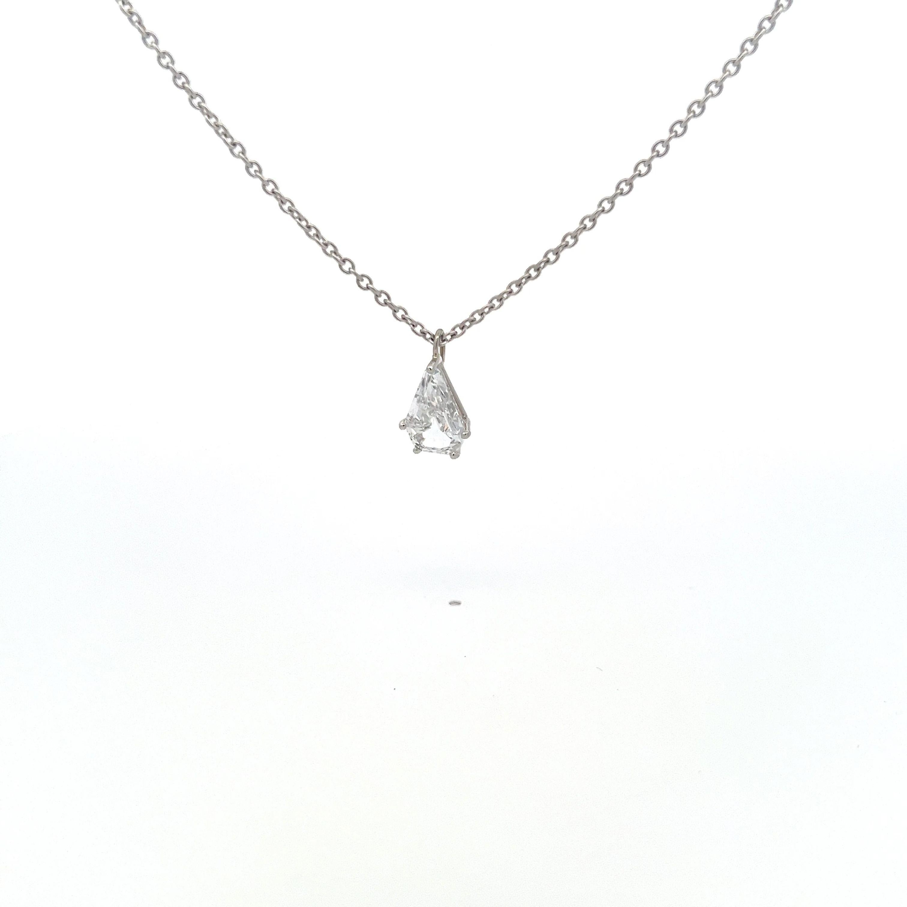 Cartier 1,65 carati a forma di scudo D SI1 Collana con diamante in platino in vendita 3