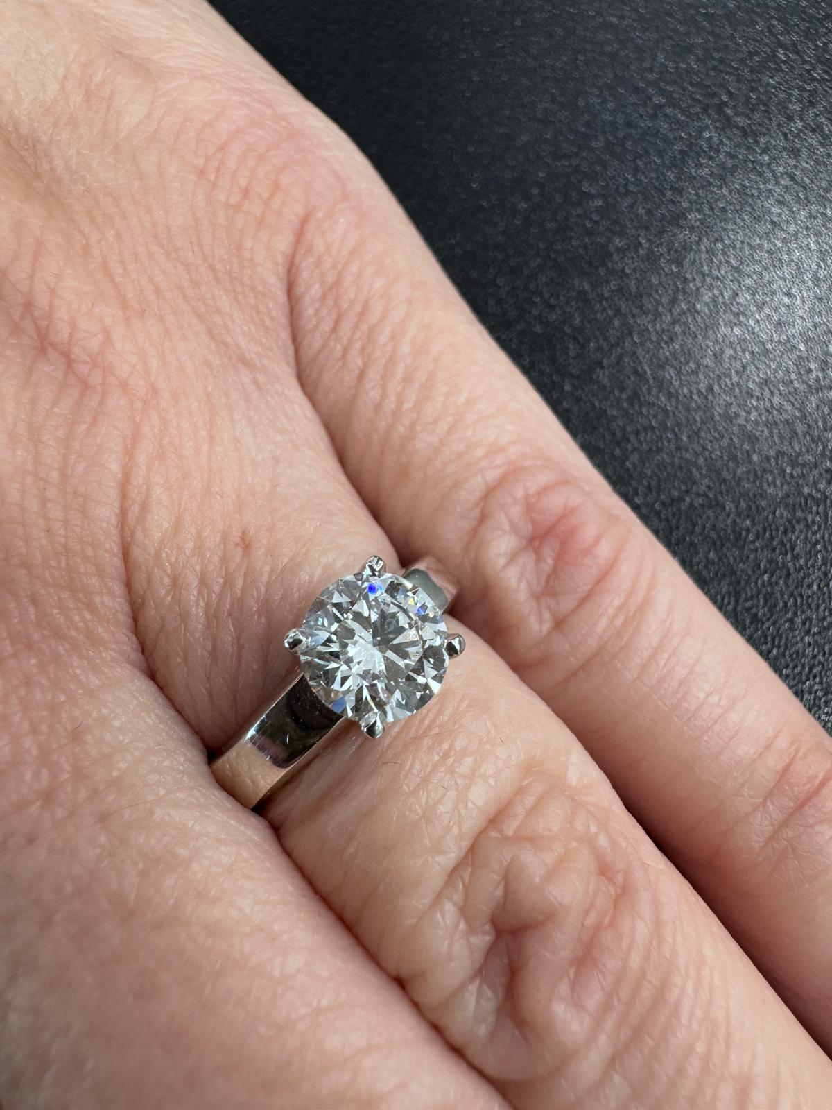 Donna Anello di fidanzamento solitario con diamanti a taglio brillante rotondo da 1,70 carati di Cartier in vendita