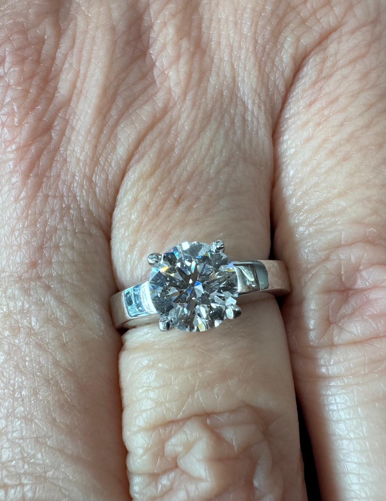 Anello di fidanzamento solitario con diamanti a taglio brillante rotondo da 1,70 carati di Cartier in vendita 1