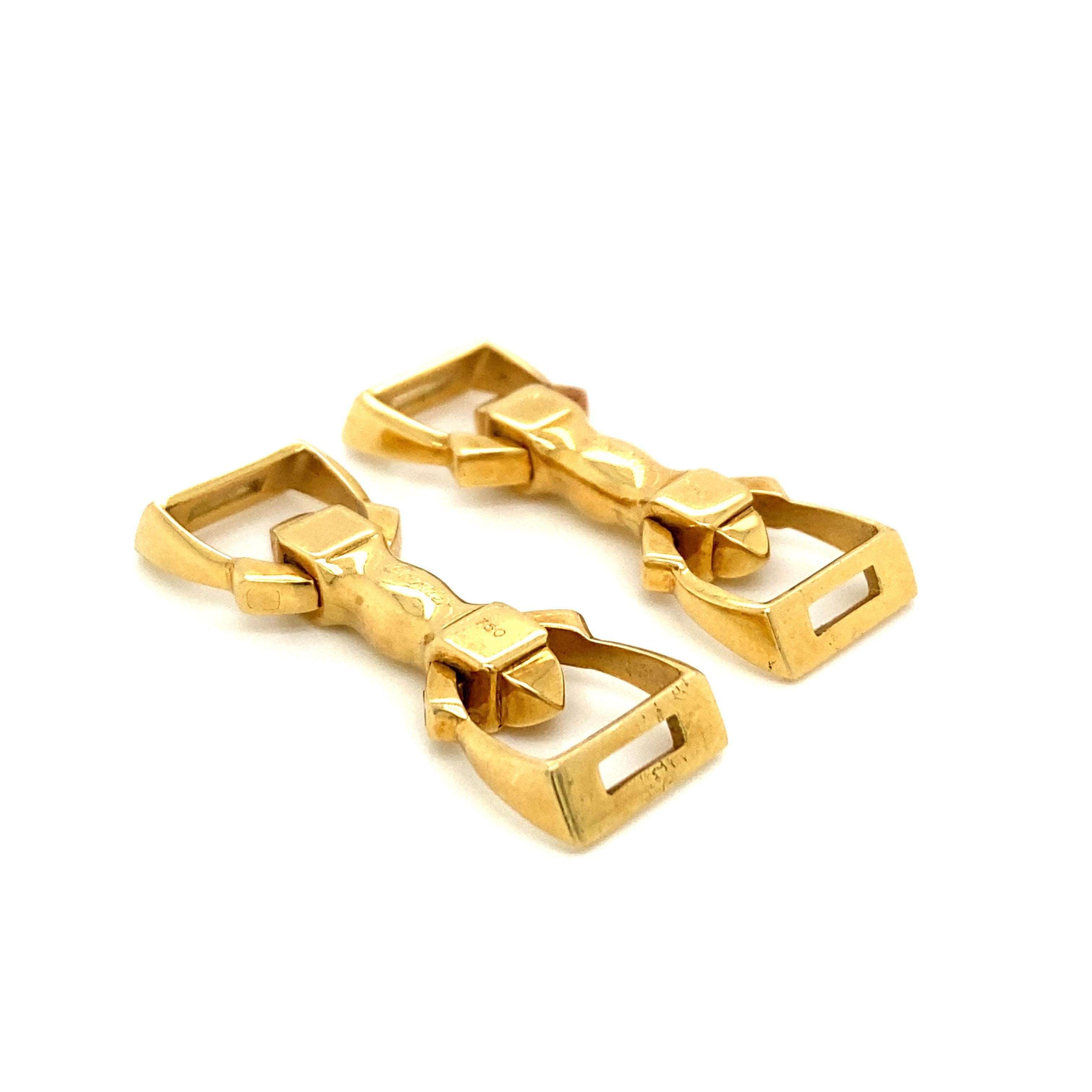 An elegant pair of gold and sapphire stirrup cufflinks by Cartier c.1935, each double ended link with hinged stirrup at either end. An excellent flip-up mechanism, very easy to put on. A crisp elegant look. Fine French Deco.
18 ct yellow gold signed