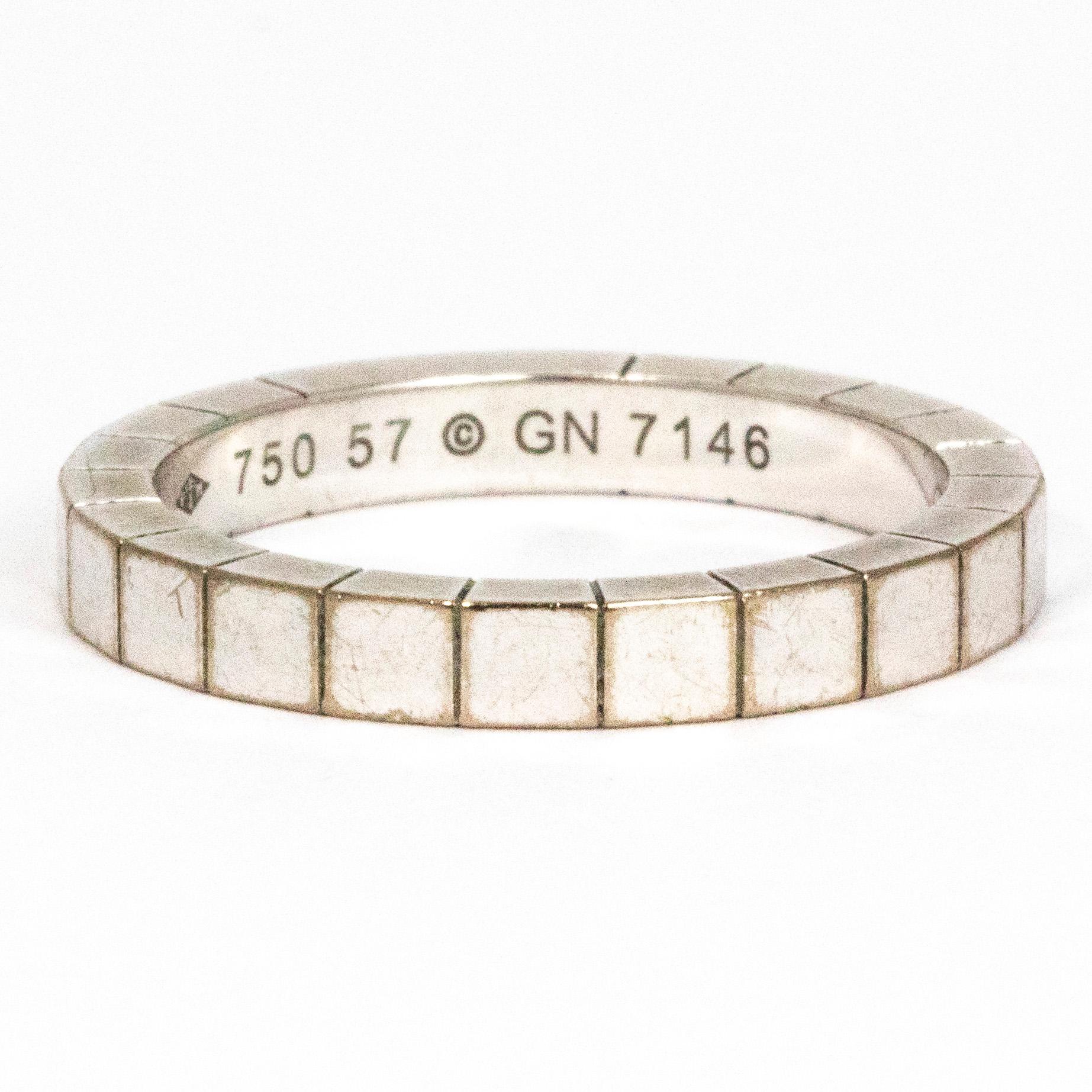 Dieser wunderschöne Ring von Cartier stammt aus der Collection'S Lanieres und zeichnet sich durch sein charakteristisches Lanieres-Design aus 18 Karat Weißgold aus. Auf der Innenseite des Bandes befindet sich das Cartier-Logo GN7148. Dieses Design
