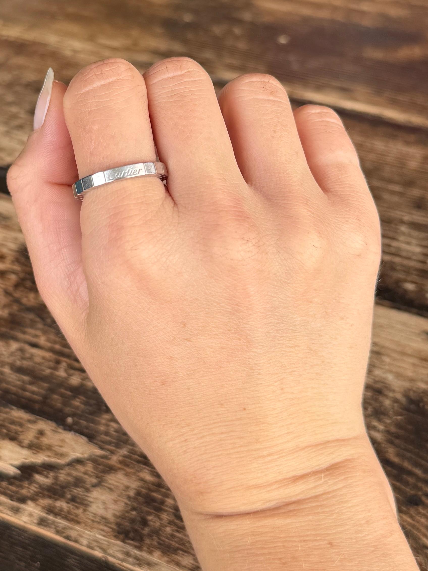 Questo splendido anello di Cartier appartiene alla collezione Lanieres ed è caratterizzato dal design Lanieres in oro bianco 18 carati. All'interno del cinturino è presente il logo Cartier GN7148. Questo design è moderno ed elegante grazie alla