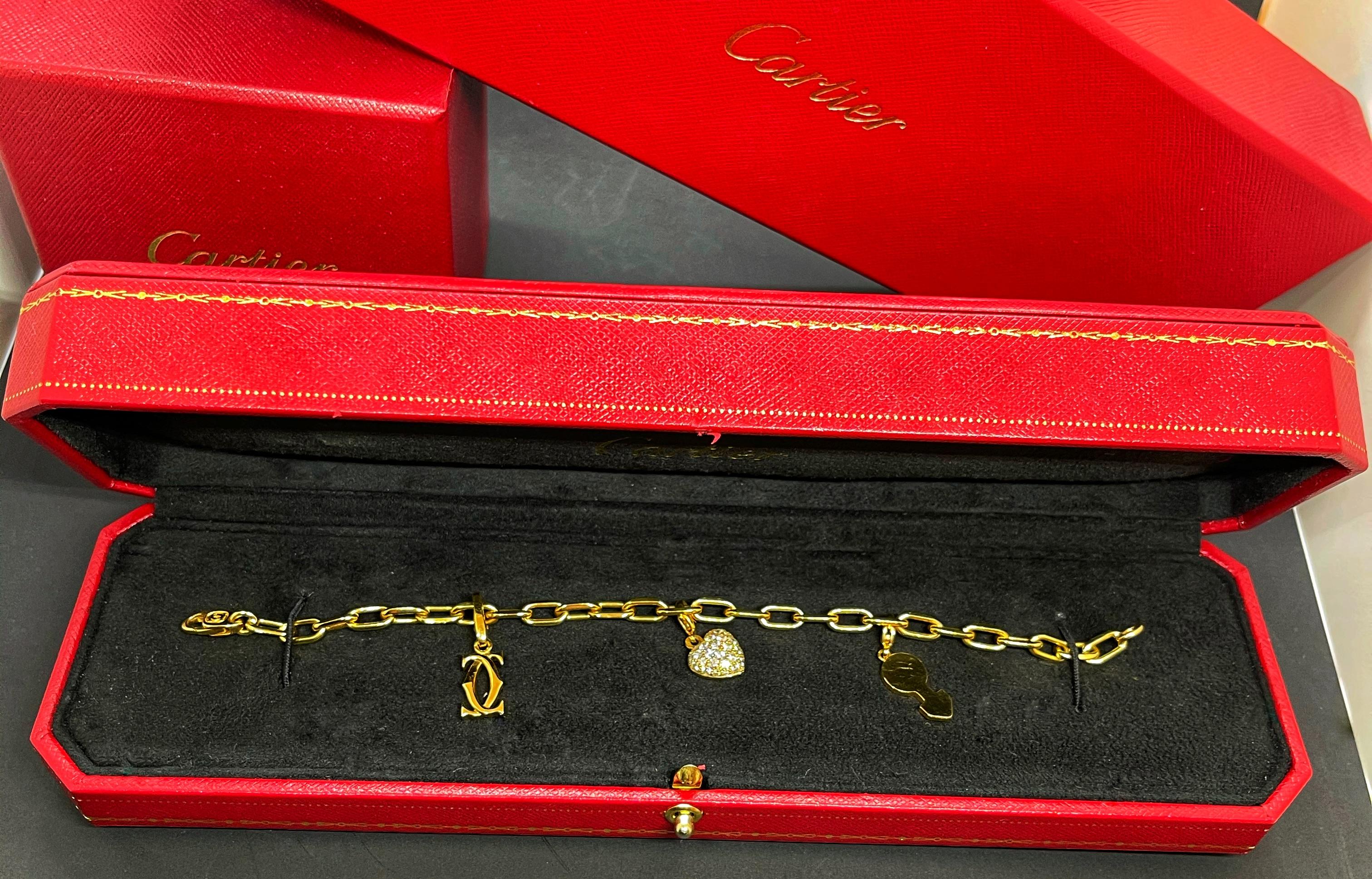 100% AUTHENTIQUE beau bracelet à breloques de Cartier

Réalisé en or 18 carats, ce bracelet à chaîne trapue a été conçu par la légendaire maison de joaillerie française Cartier. La chaîne, le bracelet orné de trois charmes représentaient les images